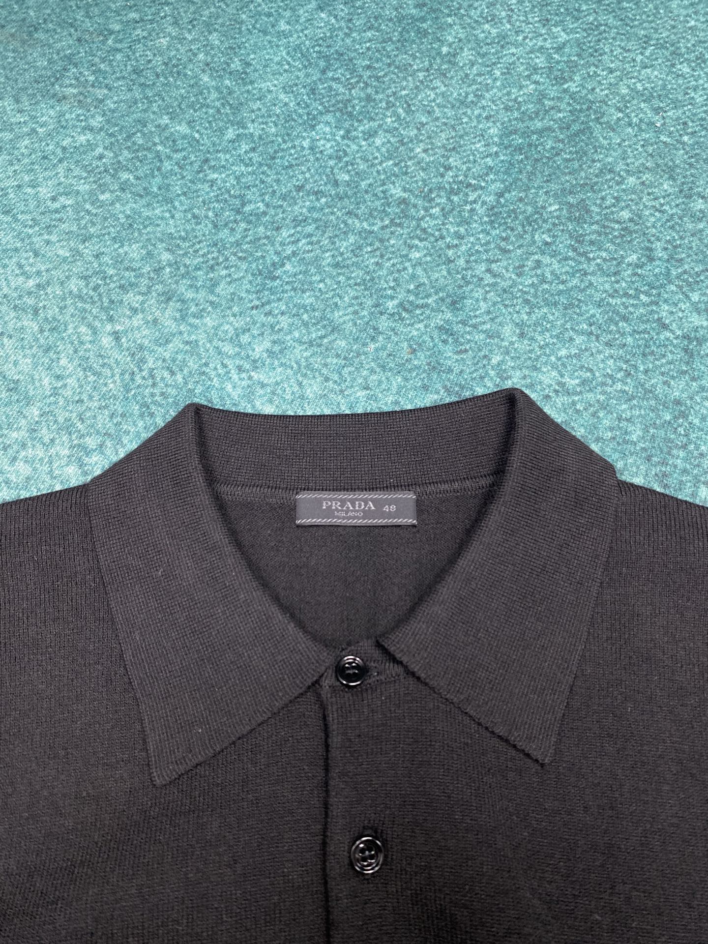 普拉达 25ss新款长袖羊毛Polo毛衣这款Polo毛衣是衣橱中的经典单品，造型细致，运动风格优雅，采用