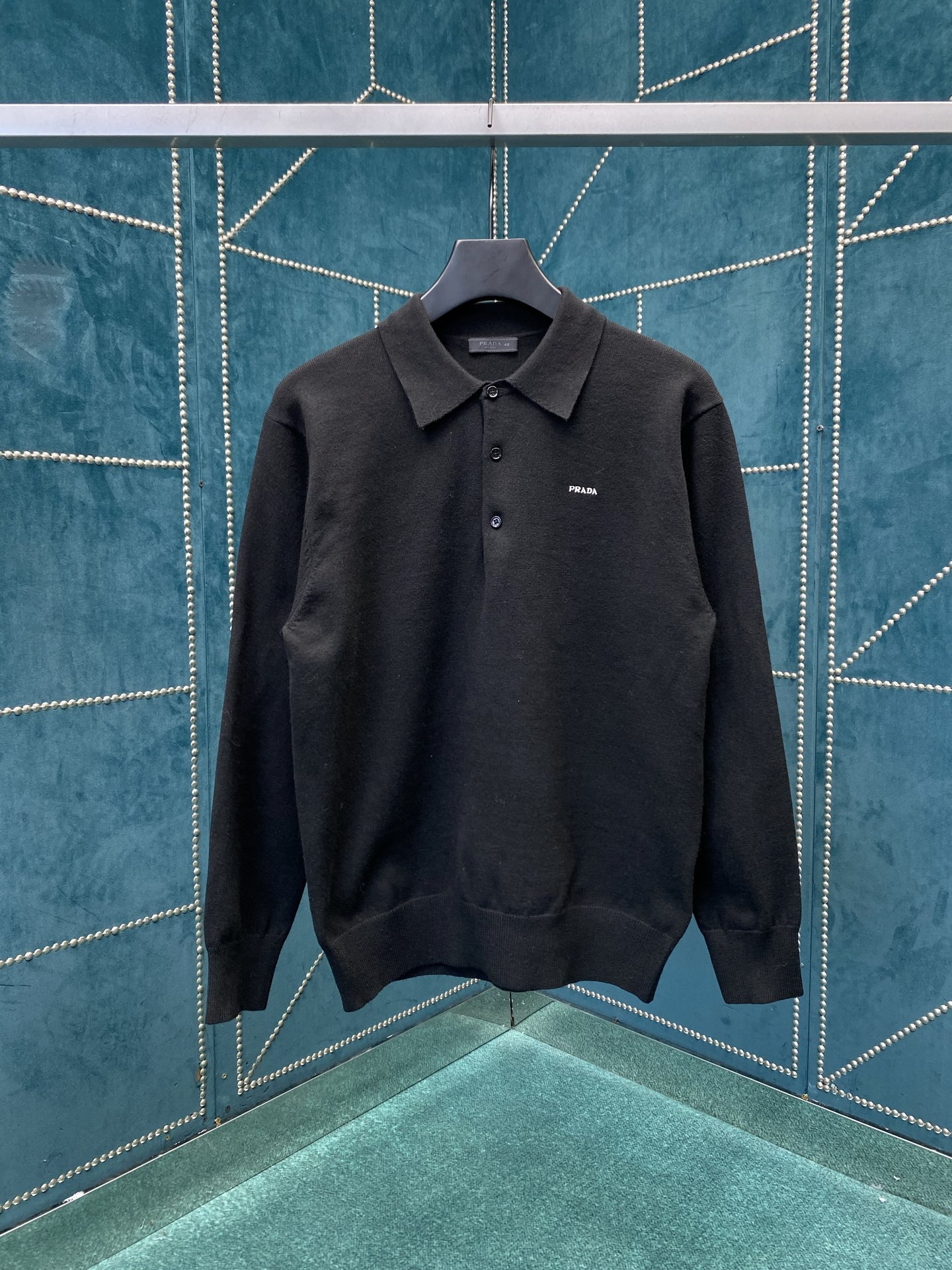 NO:570114,Prada 25ss new long-sleeved wool Polo sweater This Polo sweater is a classic piece in the wardrobe, with a detailed shape and sporty elegance, it has long sleeves and is made of worsted wool. The soft and simple garment is finished with an embroidered letter logo in contrasting colors. Size S.M.L.XL.XXL.,,prada,sweaters,alexander wang19860909普拉达25ss新款长袖羊毛Polo毛衣这款Polo毛衣是衣橱中的经典单品,造型细致,运动风格优雅,采用长袖设计,并由精纺羊毛制成.柔软而简约的服装以刺绣字母徽标完成,采用对比色. 码数S.M.L.XL.XXL.,,prada,sweaters,alexander wang,Men's clothing