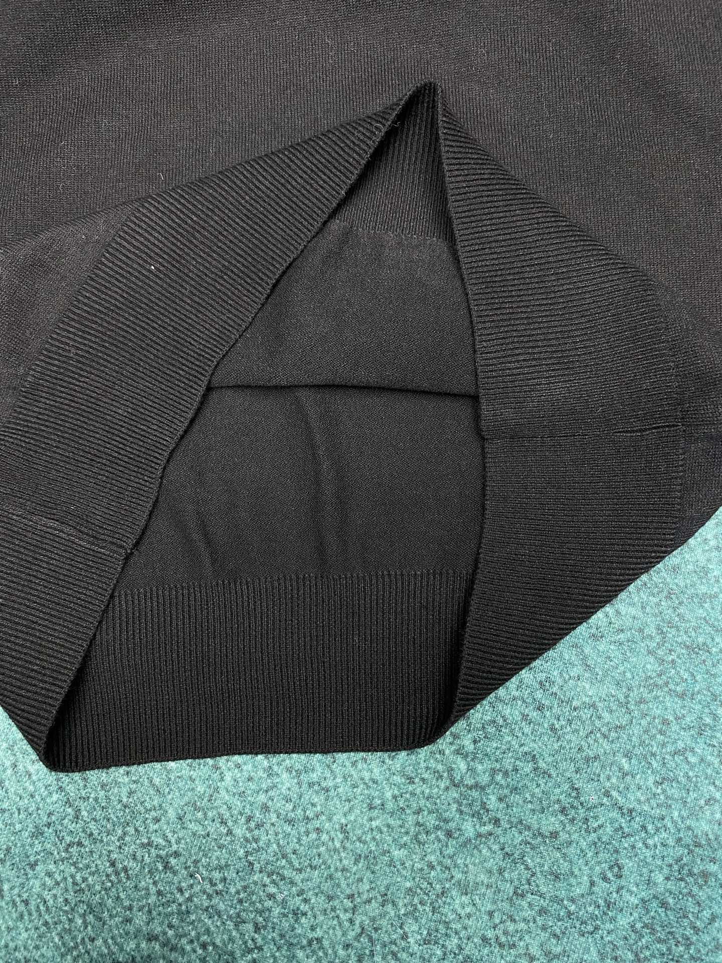 普拉达 25ss新款长袖羊毛Polo毛衣这款Polo毛衣是衣橱中的经典单品，造型细致，运动风格优雅，采用