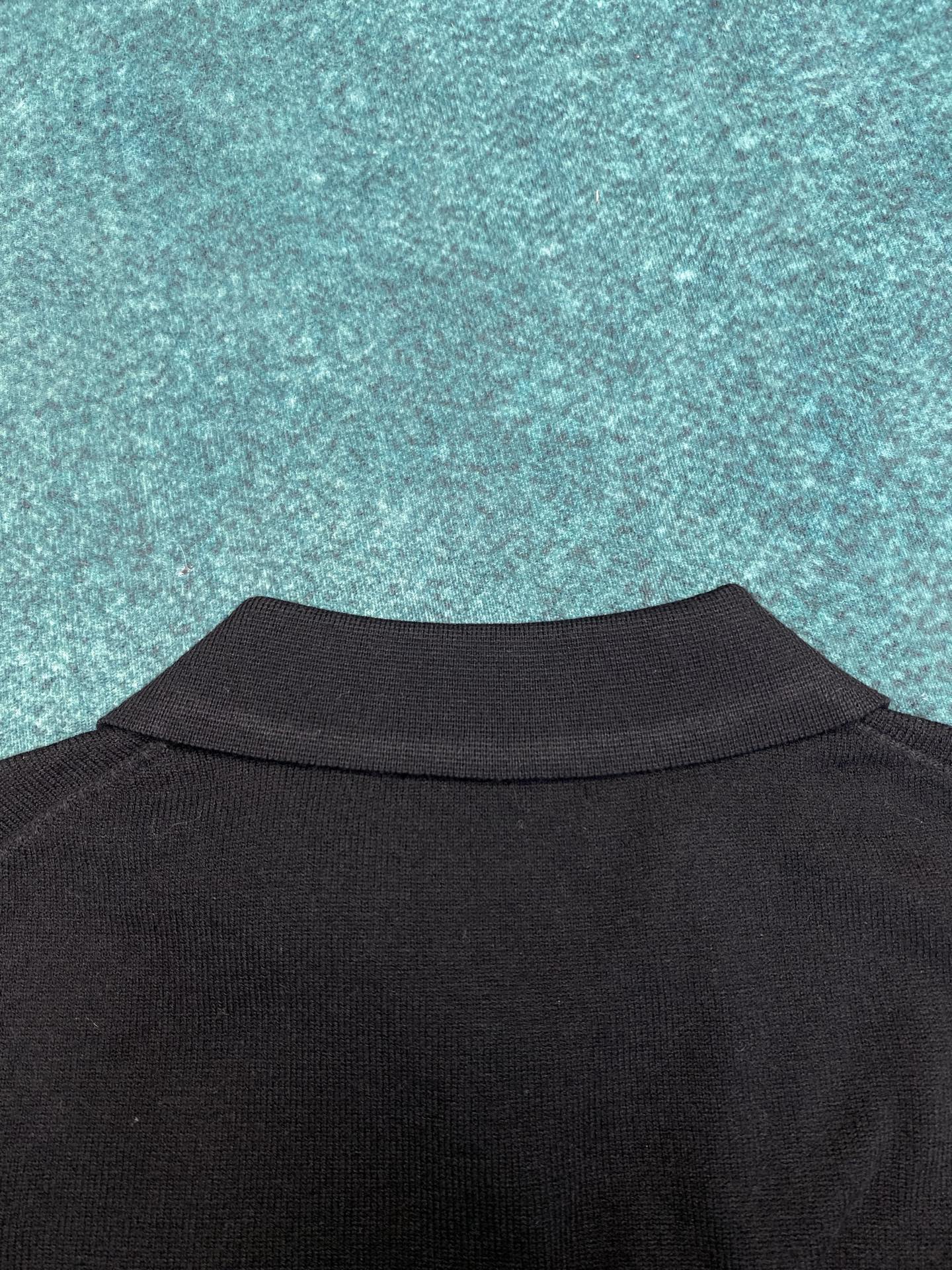 普拉达 25ss新款长袖羊毛Polo毛衣这款Polo毛衣是衣橱中的经典单品，造型细致，运动风格优雅，采用