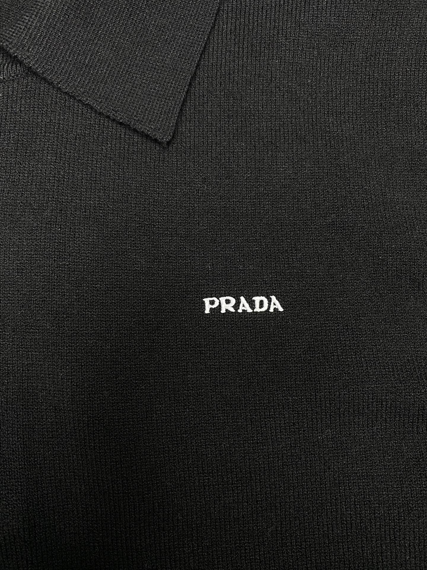 普拉达 25ss新款长袖羊毛Polo毛衣这款Polo毛衣是衣橱中的经典单品，造型细致，运动风格优雅，采用