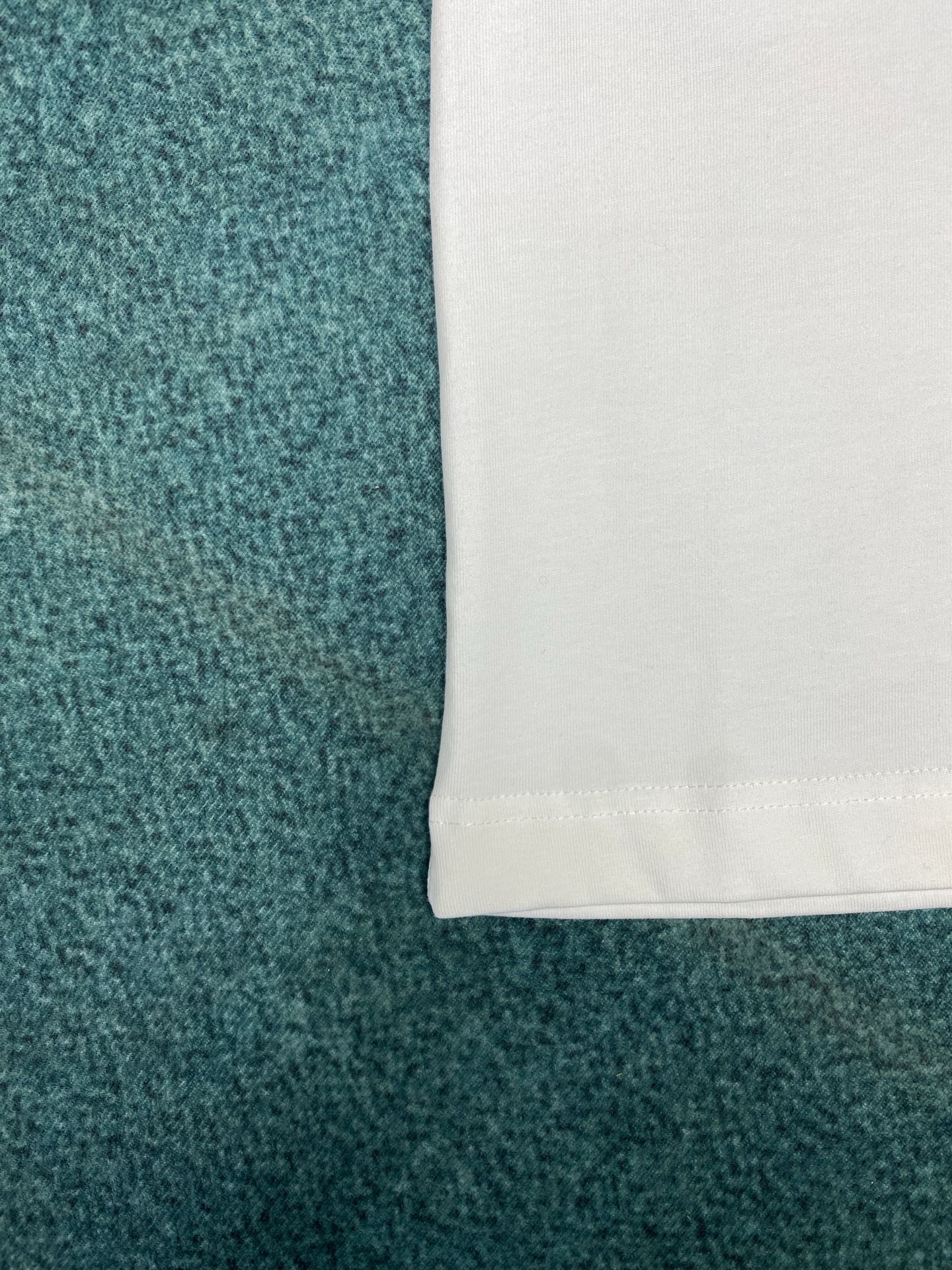 巴宝莉 25ss新款哥特式徽标长袖棉质 T 恤衫休闲剪裁 长袖 T 恤衫，选用平织棉面料打造，呈现休闲版