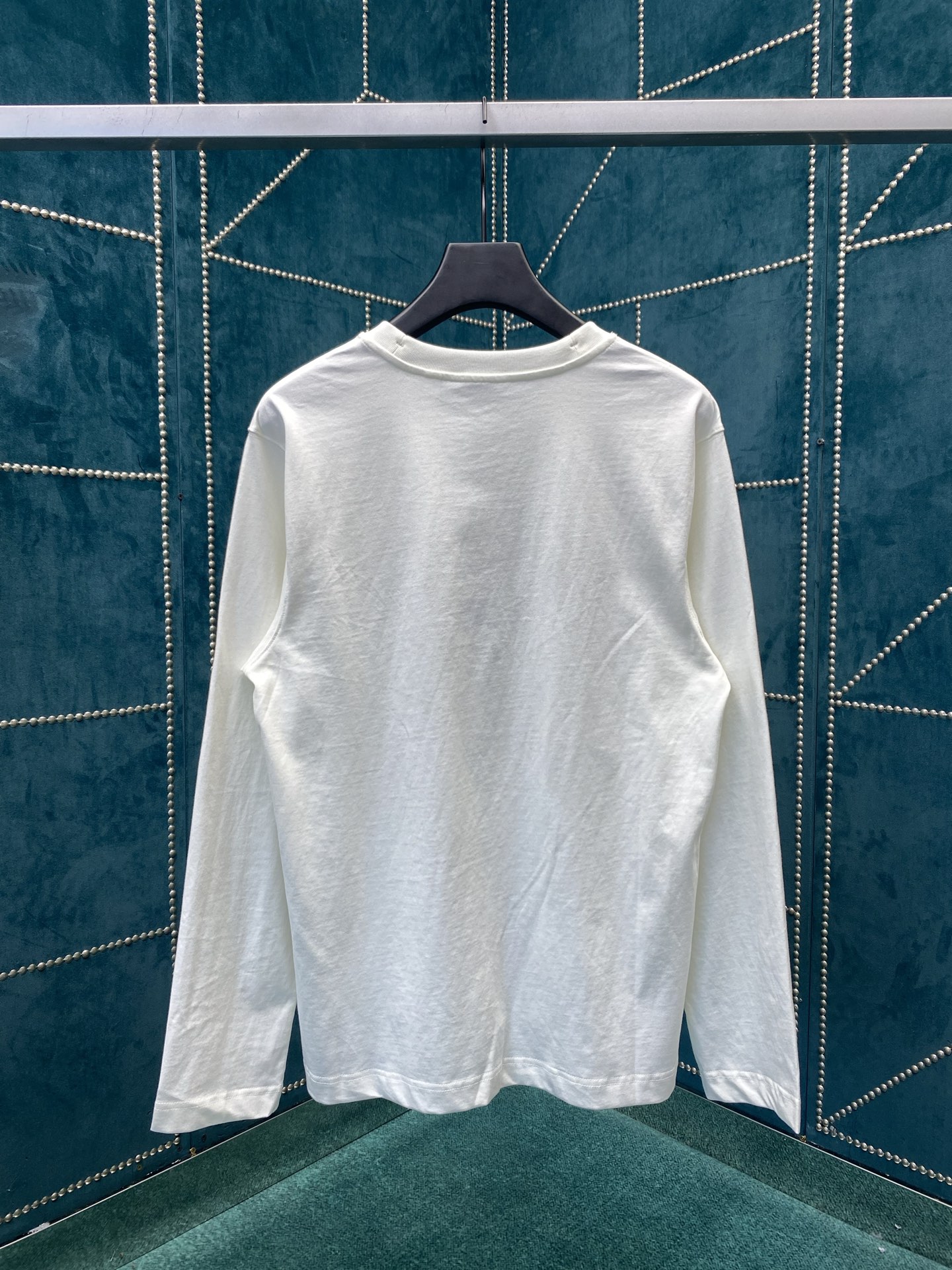 巴宝莉 25ss新款哥特式徽标长袖棉质 T 恤衫休闲剪裁 长袖 T 恤衫，选用平织棉面料打造，呈现休闲版