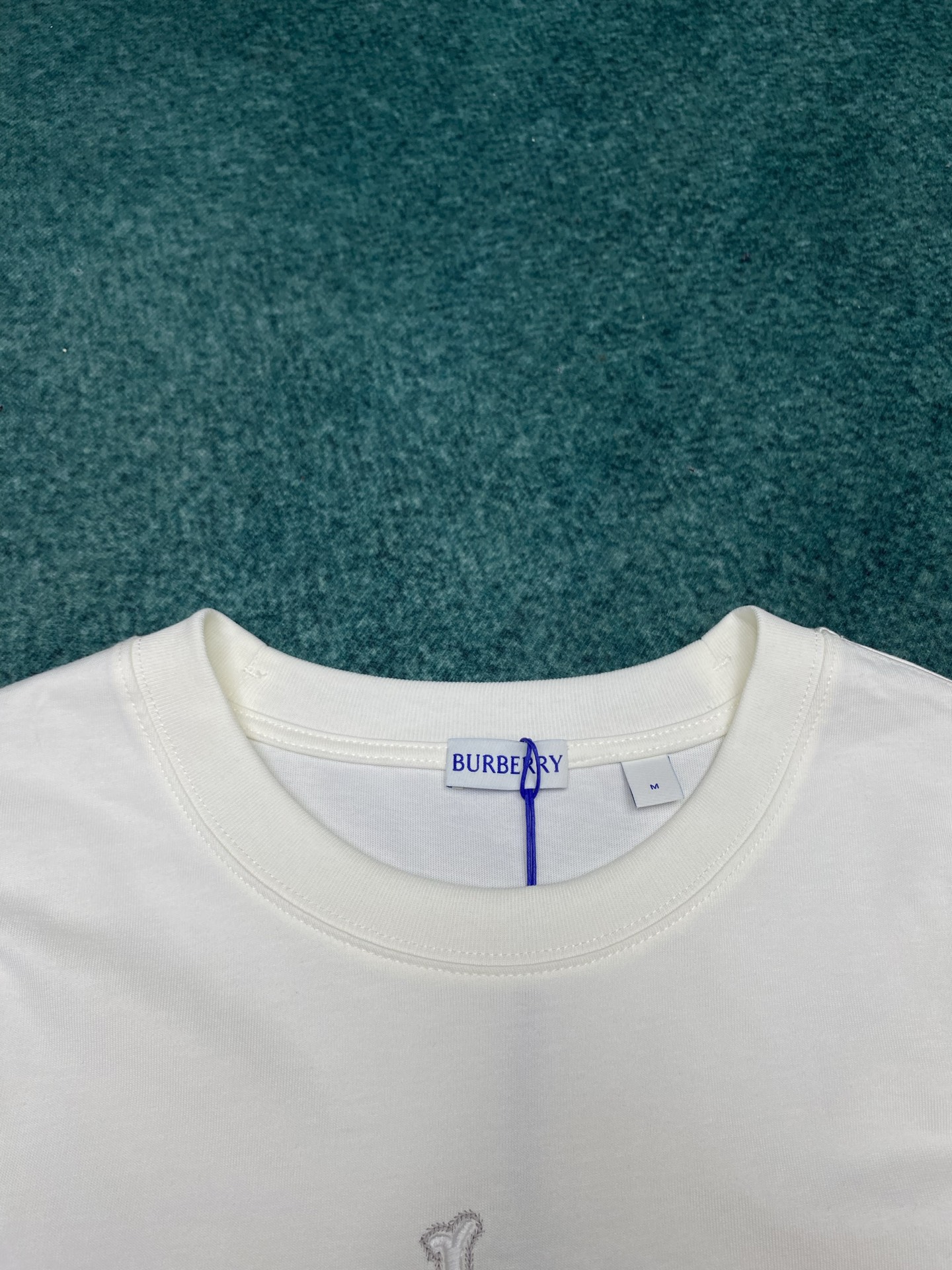 巴宝莉 25ss新款哥特式徽标长袖棉质 T 恤衫休闲剪裁 长袖 T 恤衫，选用平织棉面料打造，呈现休闲版