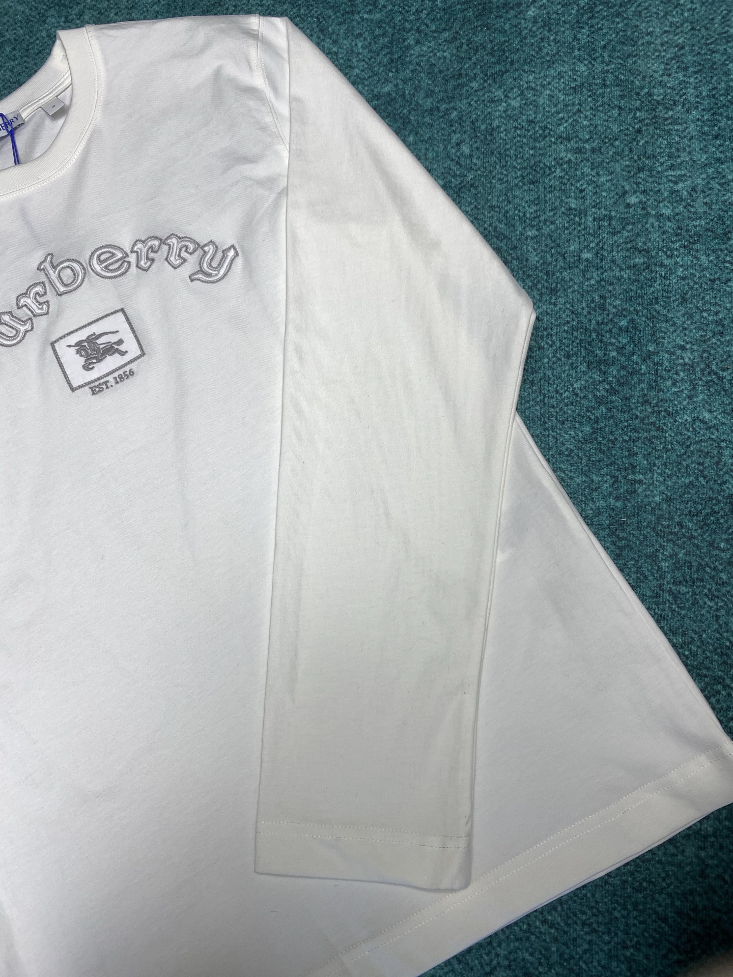 巴宝莉 25ss新款哥特式徽标长袖棉质 T 恤衫休闲剪裁 长袖 T 恤衫，选用平织棉面料打造，呈现休闲版