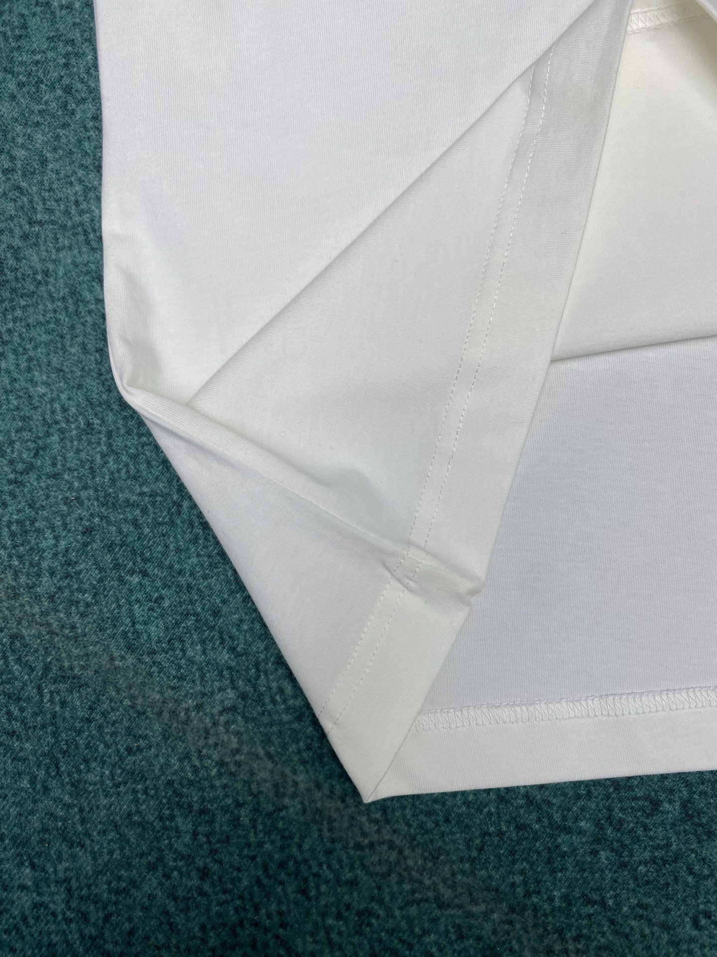 巴宝莉 25ss新款哥特式徽标长袖棉质 T 恤衫休闲剪裁 长袖 T 恤衫，选用平织棉面料打造，呈现休闲版