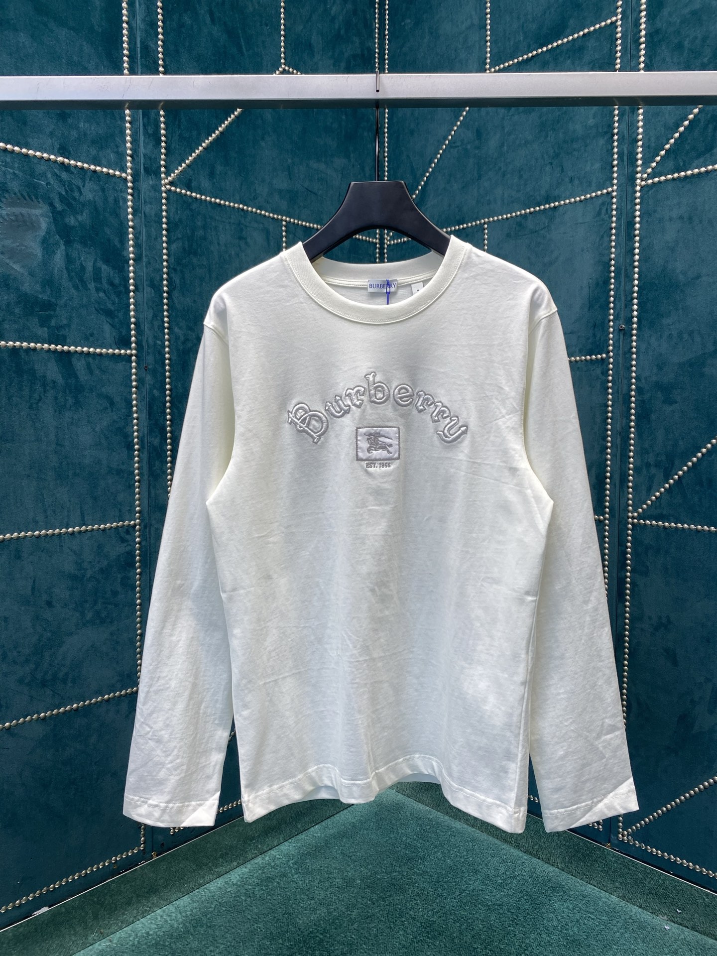 巴宝莉 25ss新款哥特式徽标长袖棉质 T 恤衫休闲剪裁 长袖 T 恤衫，选用平织棉面料打造，呈现休闲版