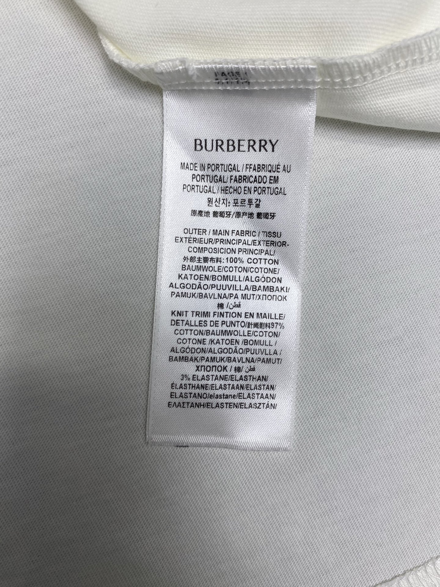 巴宝莉 25ss新款哥特式徽标长袖棉质 T 恤衫休闲剪裁 长袖 T 恤衫，选用平织棉面料打造，呈现休闲版