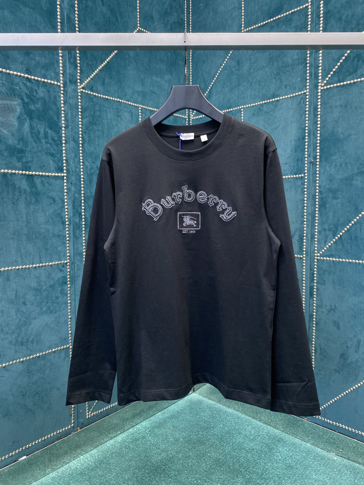 NO:570145,Burberry 25ss new gothic logo long-sleeved cotton T-shirt, casual cut. Long-sleeved T-shirt, made of plain cotton fabric, showing a casual fit. Round neck style, using embroidery technology to create the Equestrian Knight logo (EKD), incorporating the brand archive logo design inspired by the 1940s. Size S.M.L.XL.,, burberry, alexander wang19860909巴宝莉25ss新款哥特式徽标长袖棉质 T 恤衫休闲剪裁 长袖 T 恤衫,选用平织棉面料打造,呈现休闲版型.圆领款式,采用刺绣工艺塑就马术骑士徽标（EKD）,融入灵感源自 1940 年代的品牌典藏徽标设计. 码数S.M.L.XL.,,burberry,alexander wang,Men's clothing