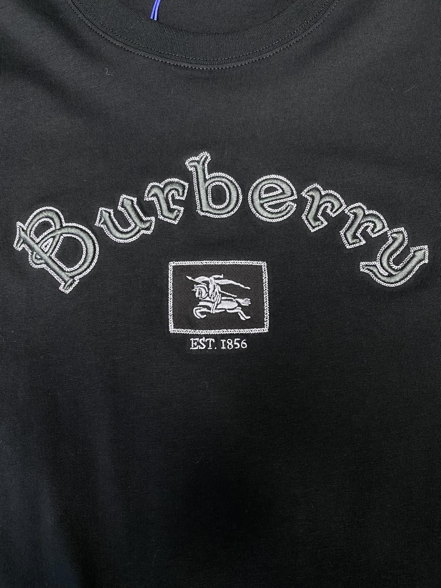 巴宝莉 25ss新款哥特式徽标长袖棉质 T 恤衫休闲剪裁 长袖 T 恤衫，选用平织棉面料打造，呈现休闲版