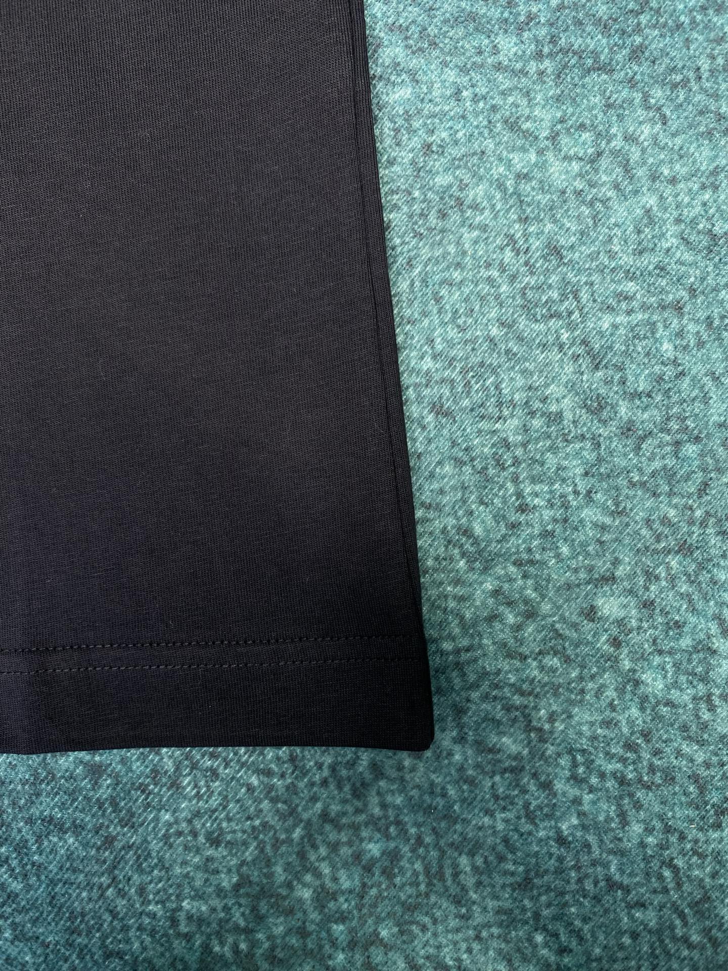 巴宝莉 25ss新款哥特式徽标长袖棉质 T 恤衫休闲剪裁 长袖 T 恤衫，选用平织棉面料打造，呈现休闲版