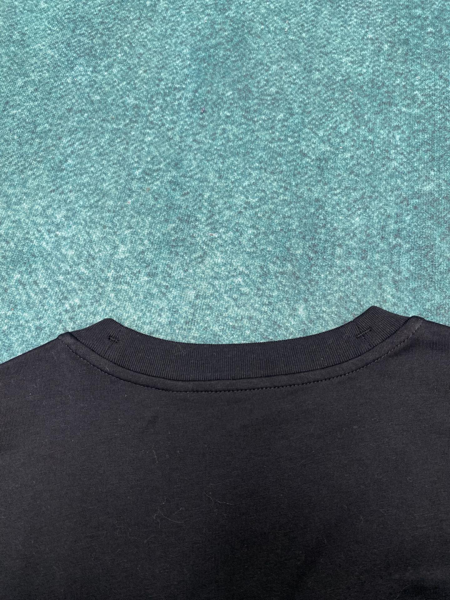 巴宝莉 25ss新款哥特式徽标长袖棉质 T 恤衫休闲剪裁 长袖 T 恤衫，选用平织棉面料打造，呈现休闲版