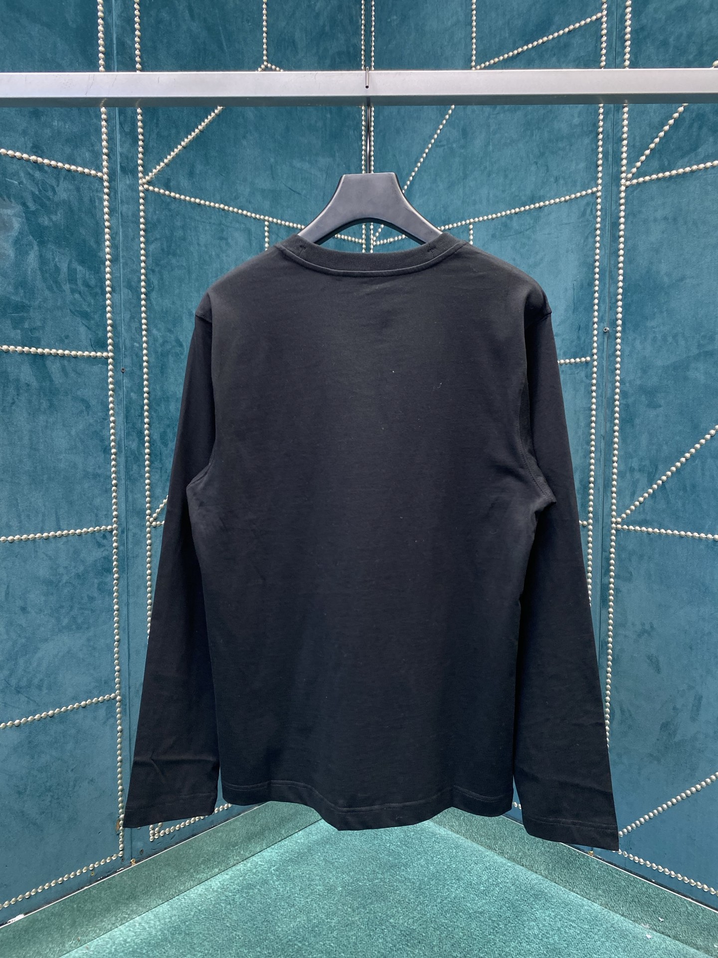 巴宝莉 25ss新款哥特式徽标长袖棉质 T 恤衫休闲剪裁 长袖 T 恤衫，选用平织棉面料打造，呈现休闲版