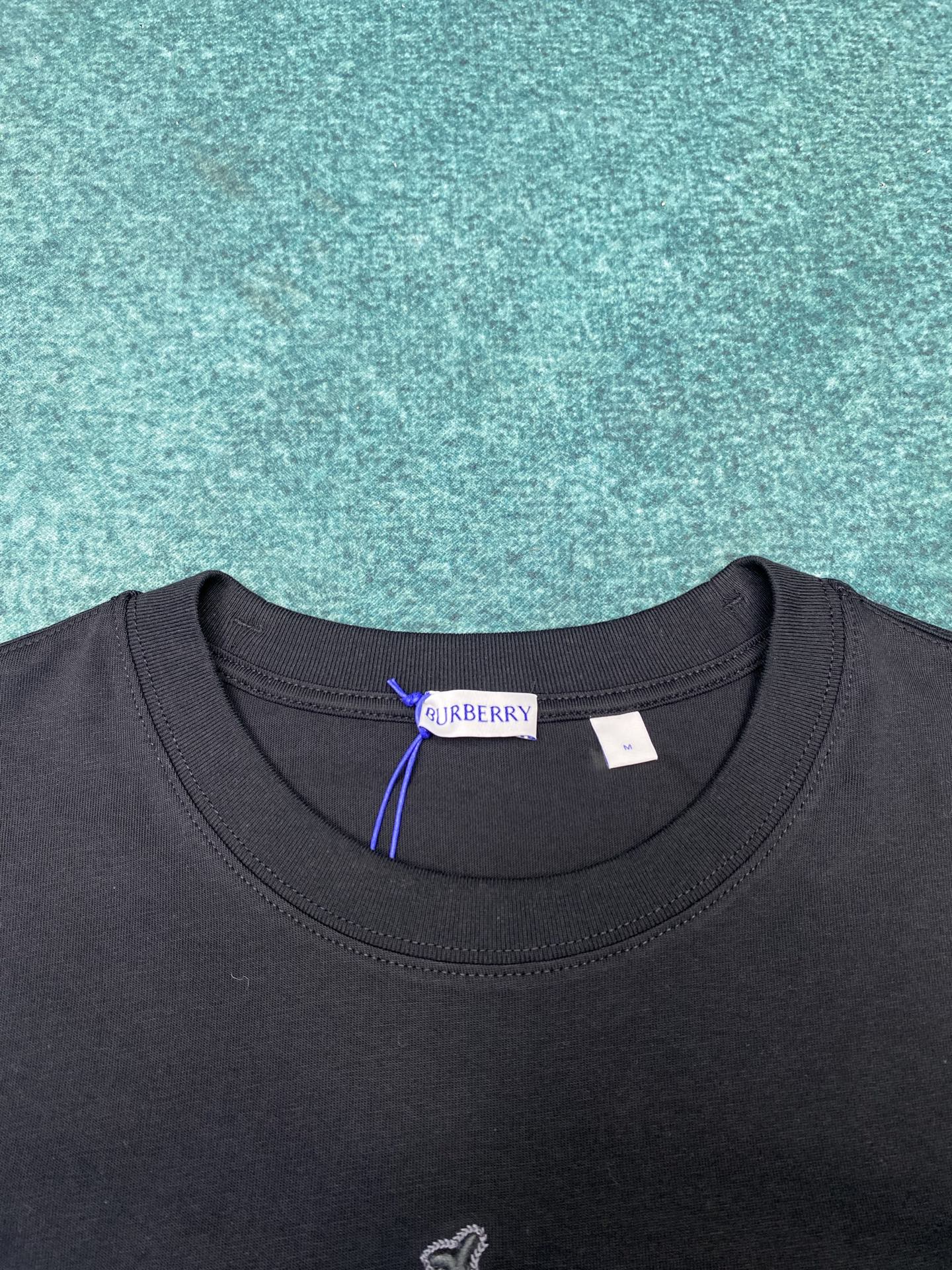 巴宝莉 25ss新款哥特式徽标长袖棉质 T 恤衫休闲剪裁 长袖 T 恤衫，选用平织棉面料打造，呈现休闲版