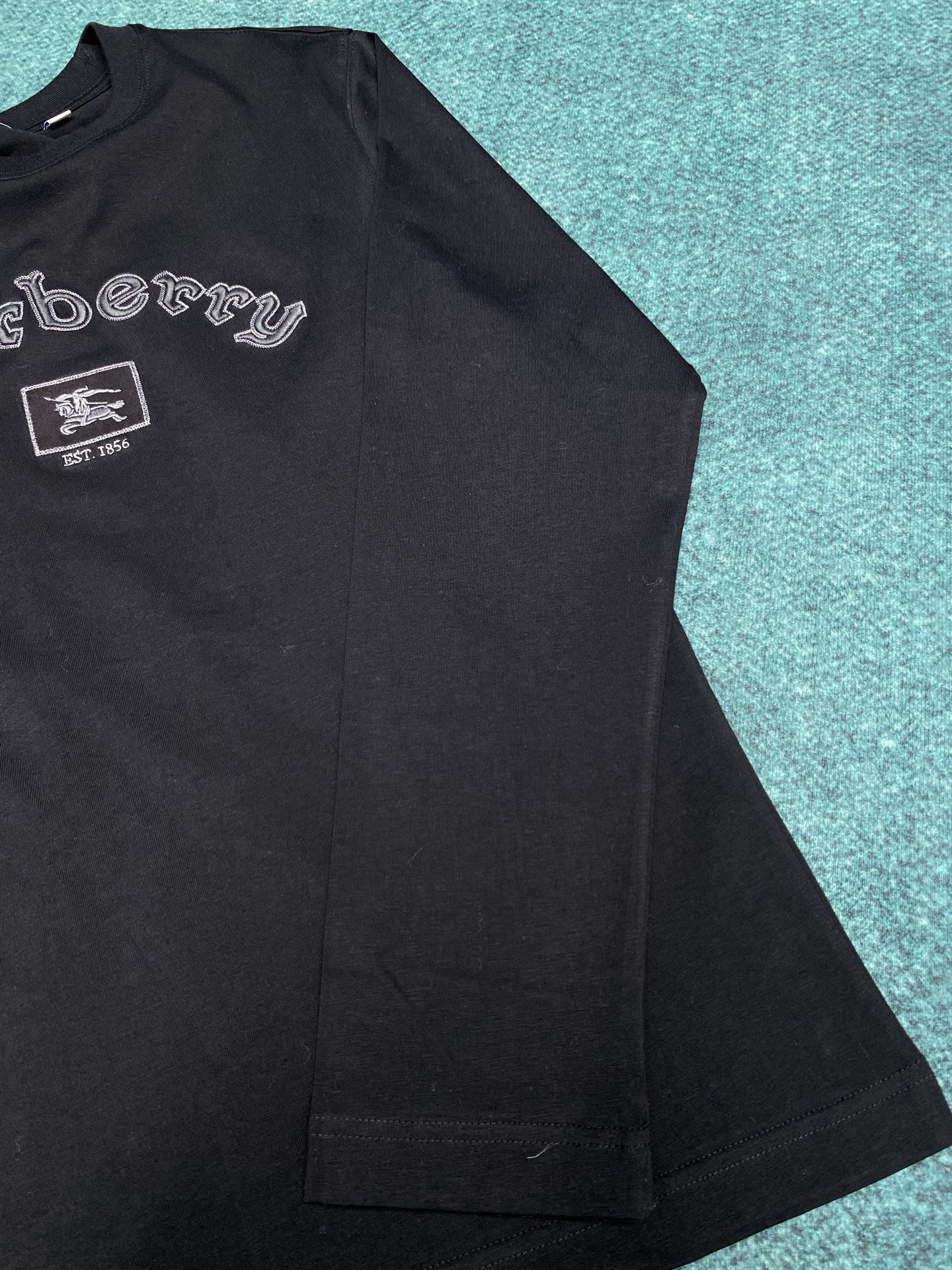 巴宝莉 25ss新款哥特式徽标长袖棉质 T 恤衫休闲剪裁 长袖 T 恤衫，选用平织棉面料打造，呈现休闲版