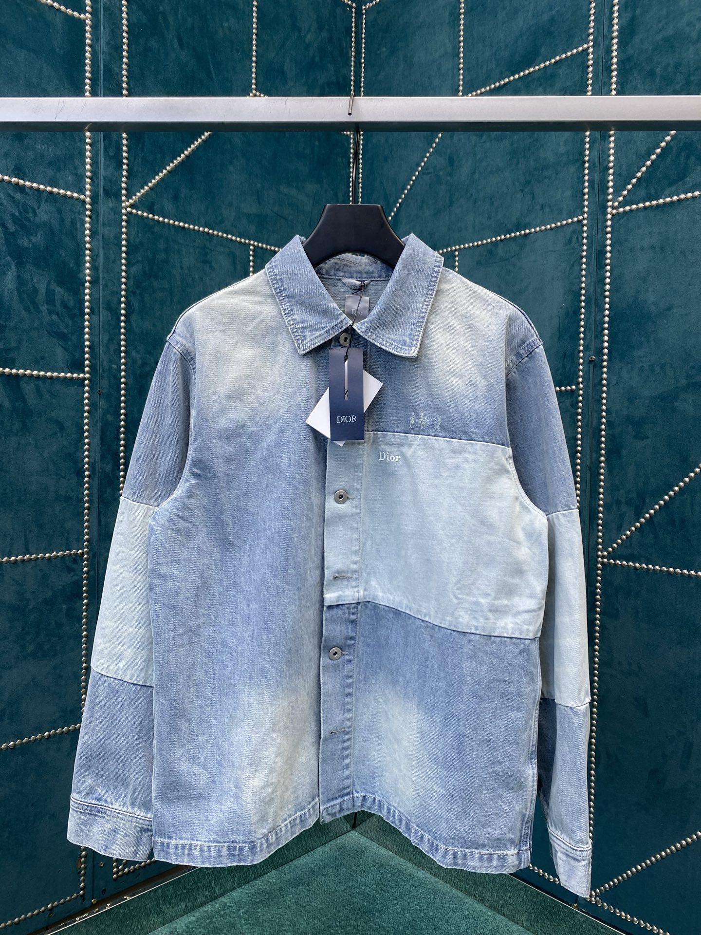 NO:571422,Dior 25ss new CD new style washed spliced ​​embroidered denim jacket. Customized stonewashed cotton denim fabric with heavy washing and whitening process, customized accessories, loose fit. Code number 46.48.50.52.,,dior,jackets & coats,alexander wang19860909迪奥25ss新款CD新款水洗拼接刺绣牛仔外套 定制石磨水洗棉质丹宁牛仔布面料重度洗水磨白工艺,定制辅料, 宽松版型 码数46.48.50.52.,,dior,jackets & coats,alexander wang,Men's clothing