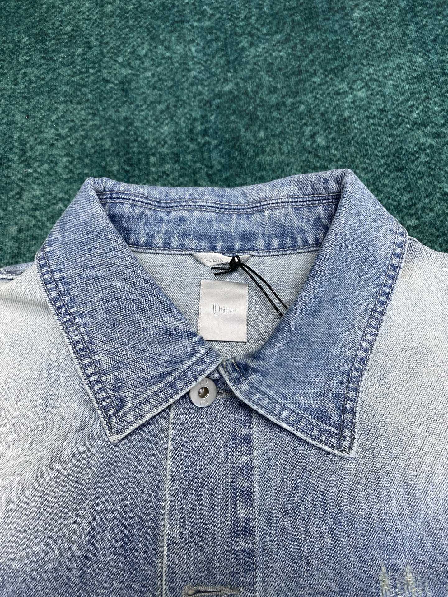 迪奥 25ss新款CD新款水洗拼接刺绣牛仔外套 定制石磨水洗棉质丹宁牛仔布面料重度洗水磨白工艺，定制辅料