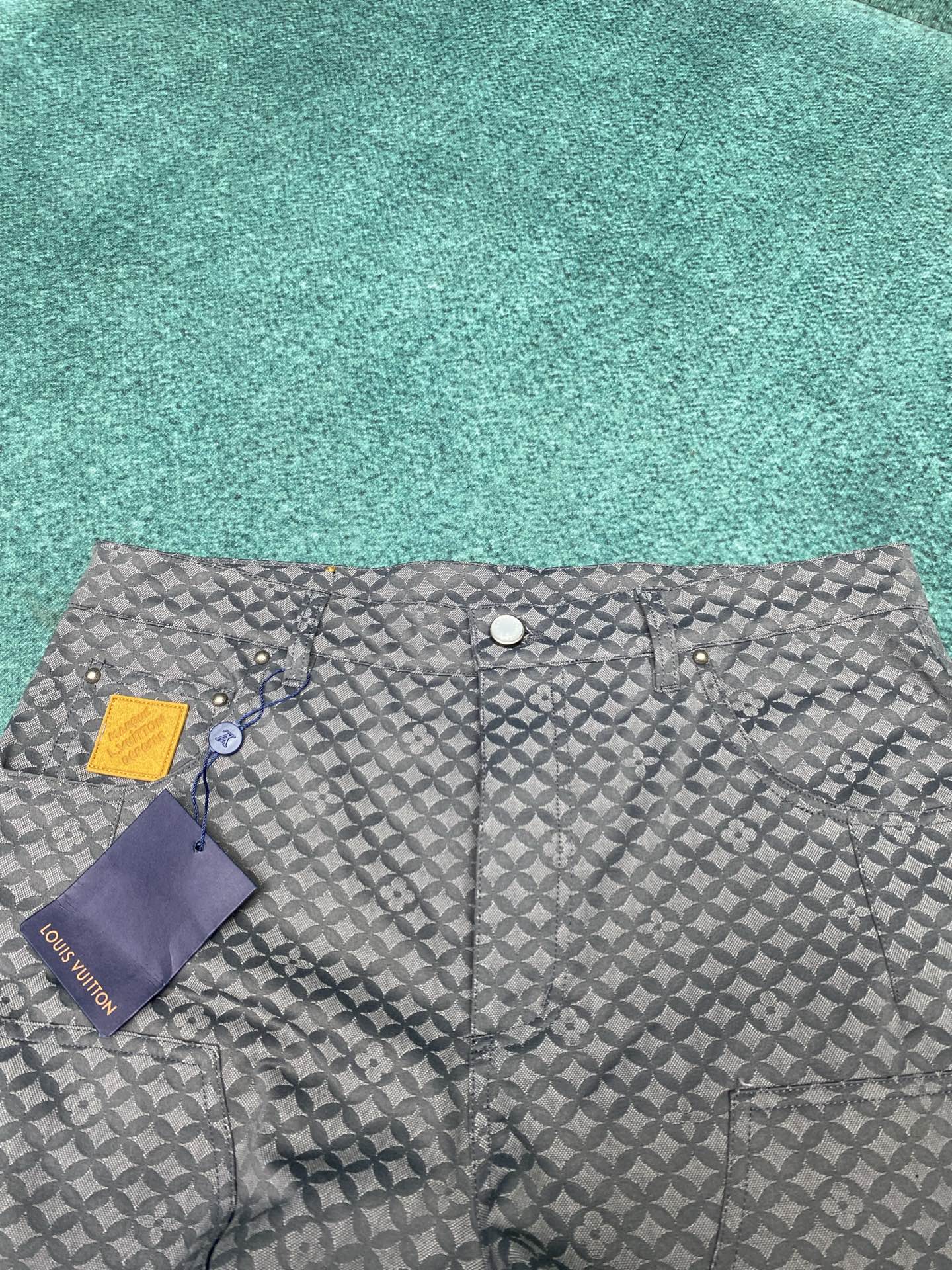 驴家 25ss新款nigo联名满印老花口袋皮牌珍珠扣长裤 码数：S.M.L.XL.