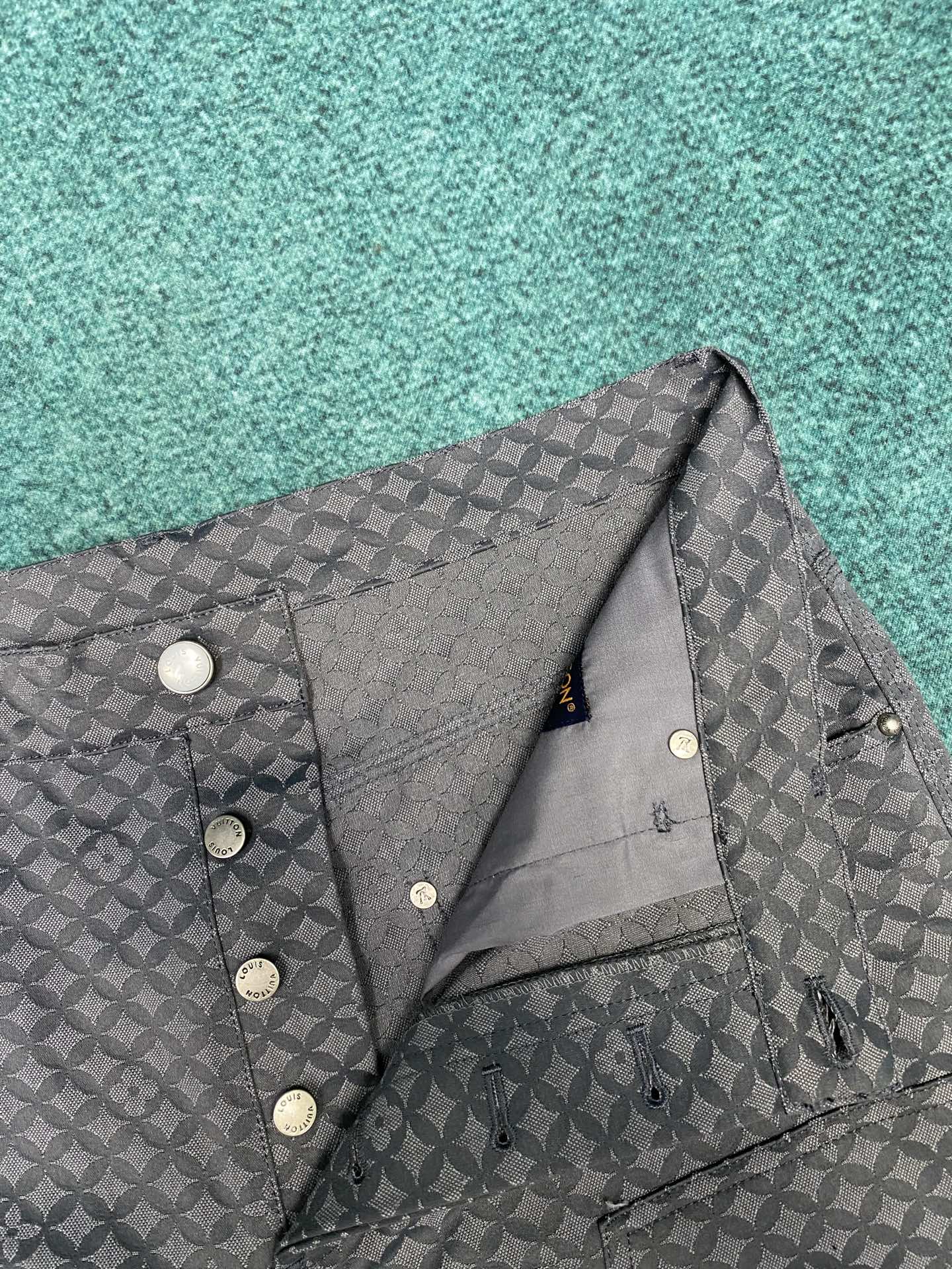 驴家 25ss新款nigo联名满印老花口袋皮牌珍珠扣长裤 码数：S.M.L.XL.