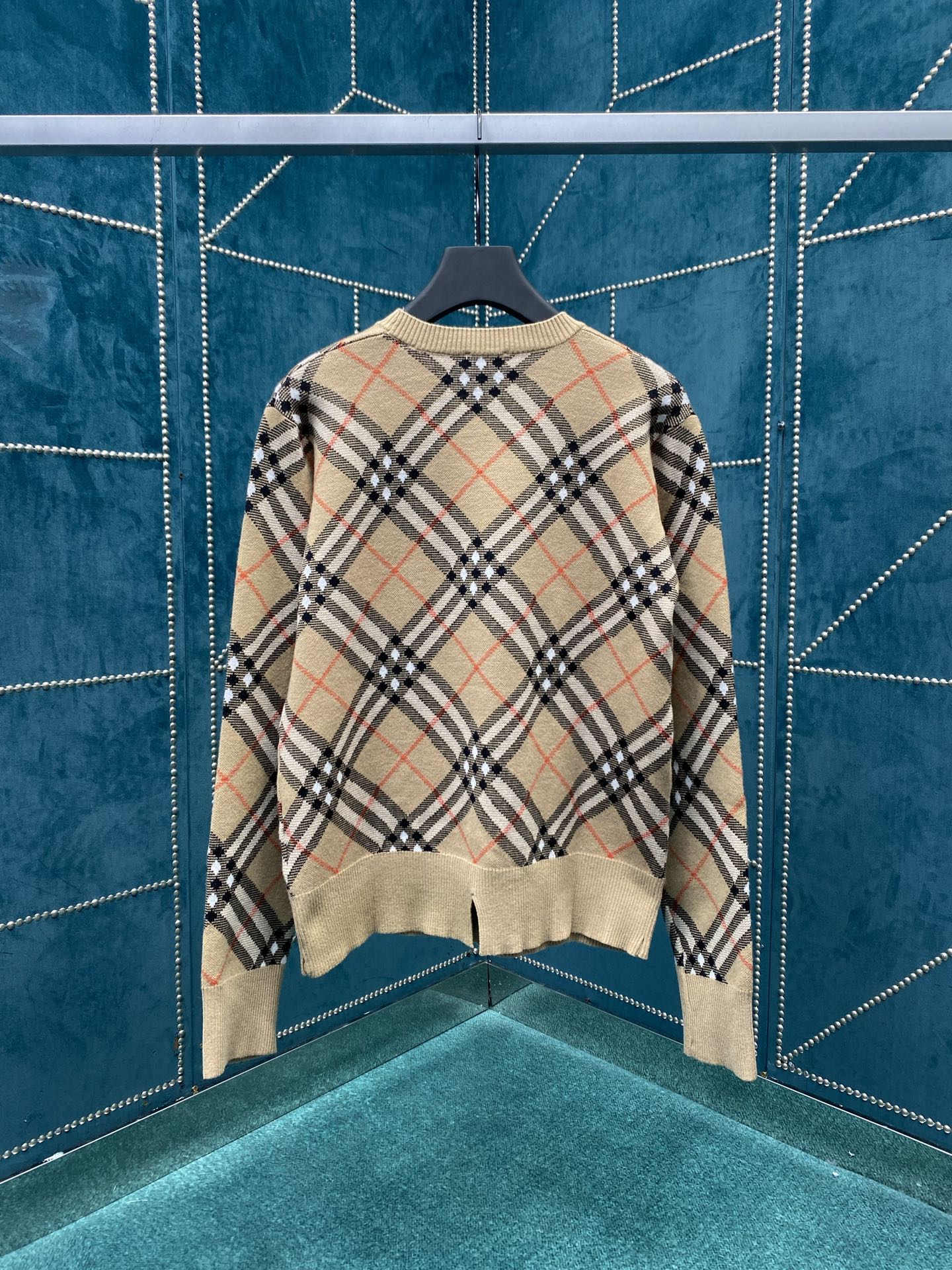 巴宝莉 25ss新款格纹羊毛马海毛混纺针织衫选用轻盈羊毛马海毛混纺面料打造，装饰针织 Burberry 