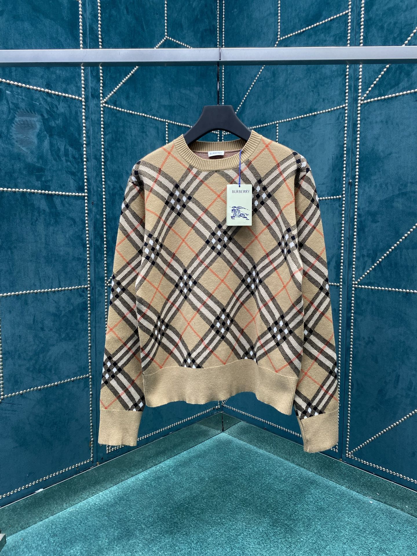 巴宝莉 25ss新款格纹羊毛马海毛混纺针织衫选用轻盈羊毛马海毛混纺面料打造，装饰针织 Burberry 