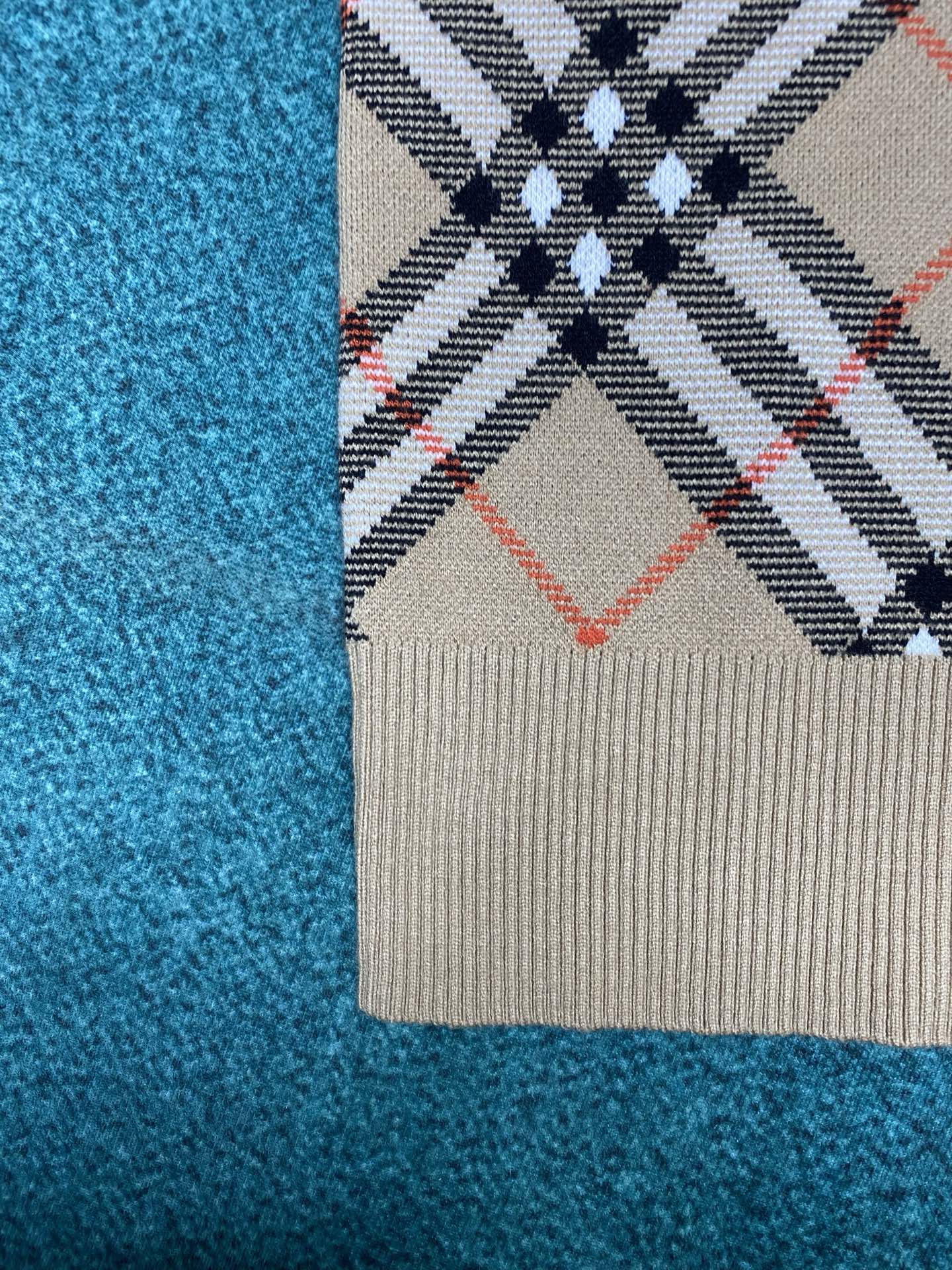 巴宝莉 25ss新款格纹羊毛马海毛混纺针织衫选用轻盈羊毛马海毛混纺面料打造，装饰针织 Burberry 