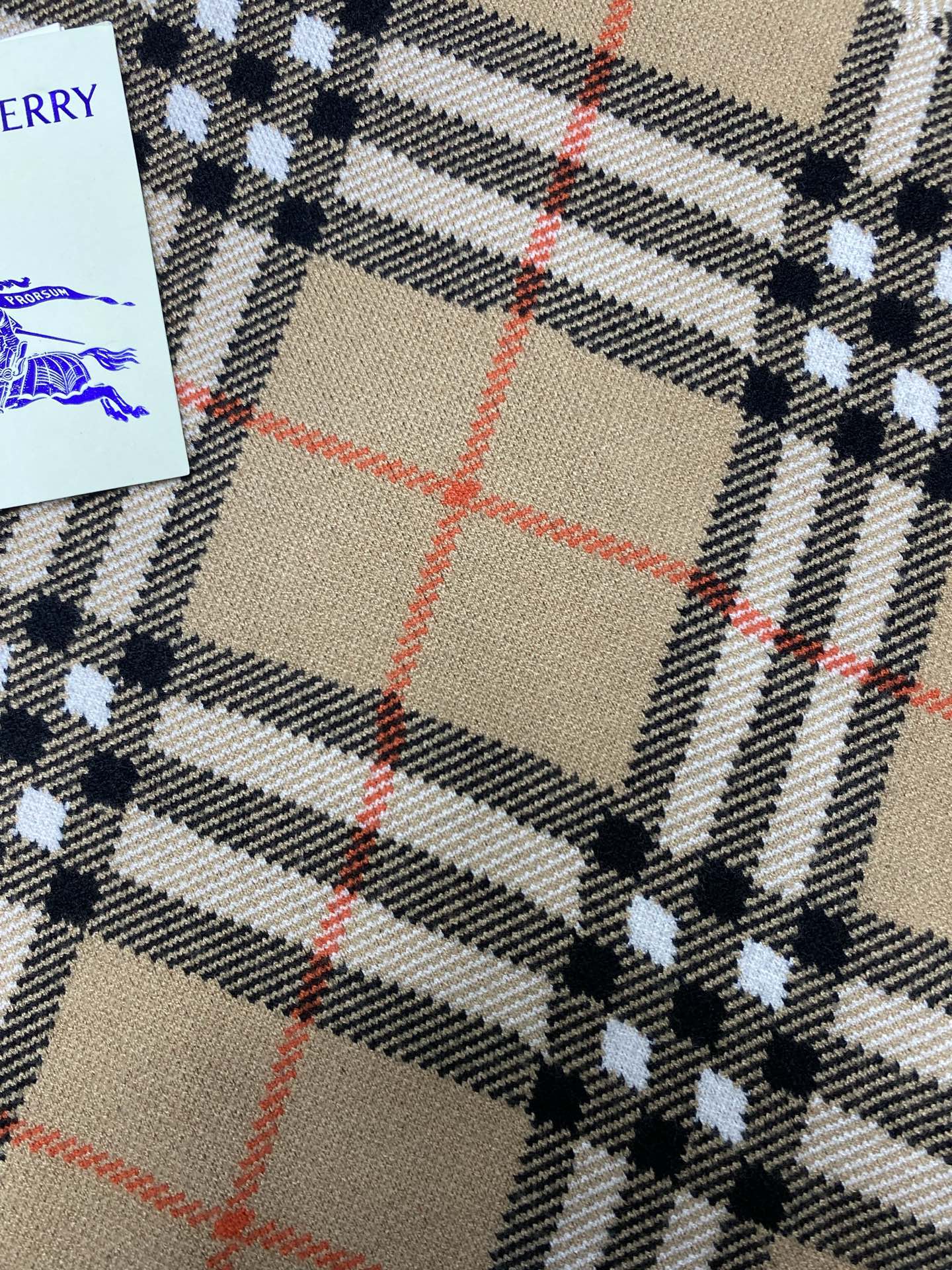 巴宝莉 25ss新款格纹羊毛马海毛混纺针织衫选用轻盈羊毛马海毛混纺面料打造，装饰针织 Burberry 