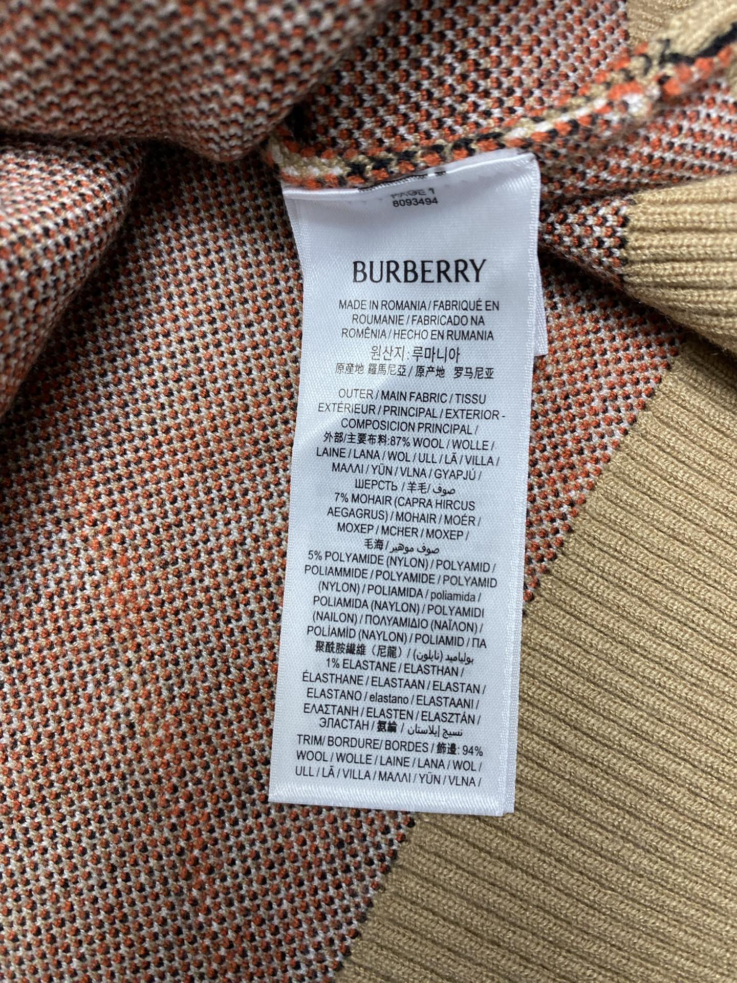 巴宝莉 25ss新款格纹羊毛马海毛混纺针织衫选用轻盈羊毛马海毛混纺面料打造，装饰针织 Burberry 