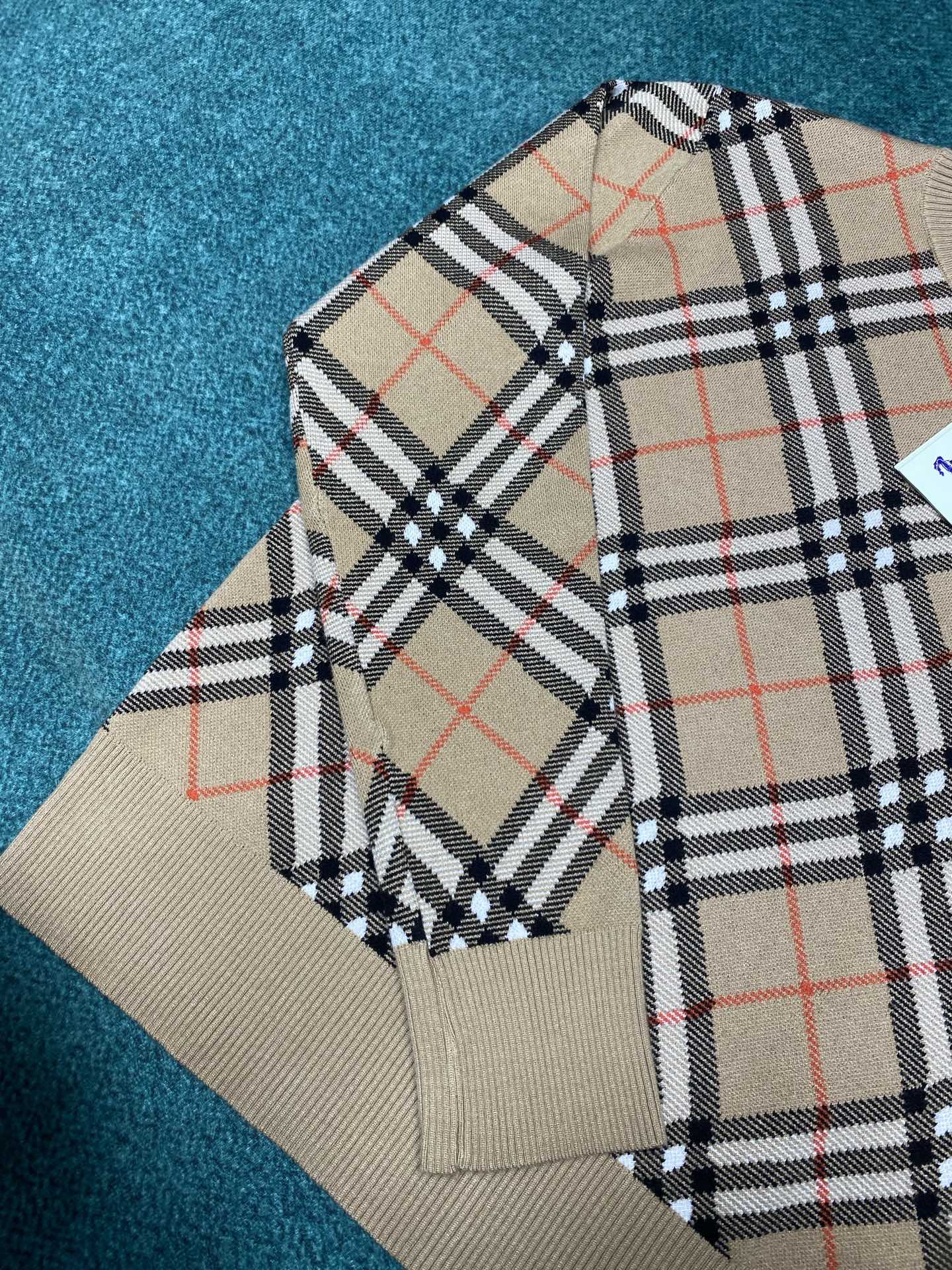 巴宝莉 25ss新款格纹羊毛马海毛混纺针织衫选用轻盈羊毛马海毛混纺面料打造，装饰针织 Burberry 