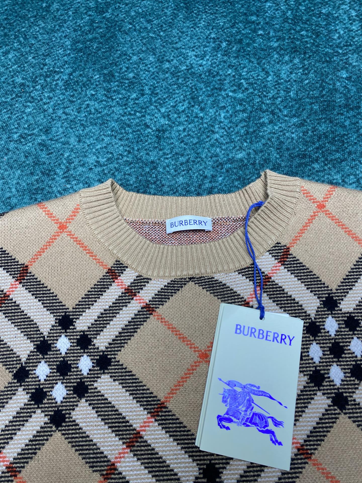 巴宝莉 25ss新款格纹羊毛马海毛混纺针织衫选用轻盈羊毛马海毛混纺面料打造，装饰针织 Burberry 