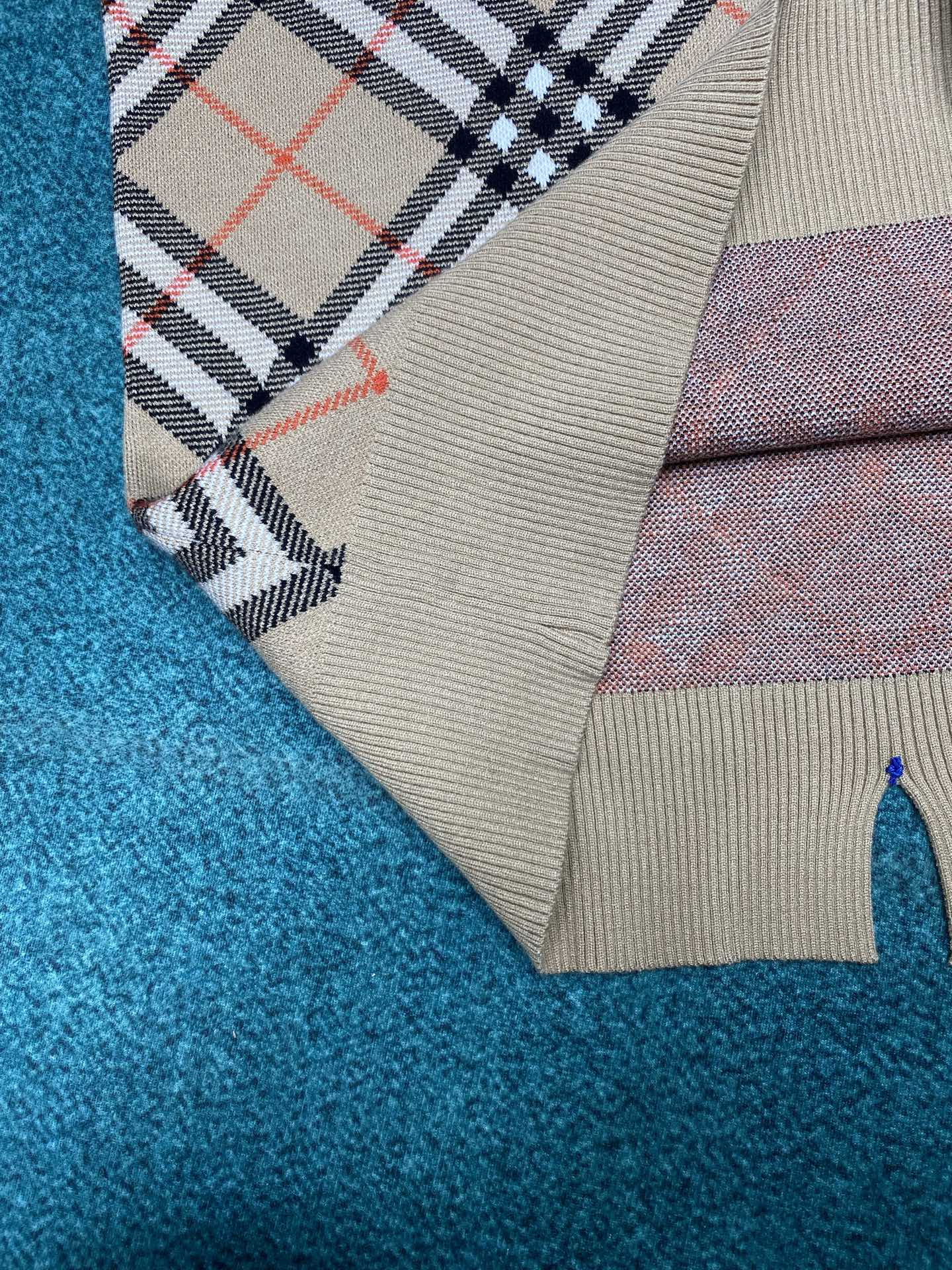 巴宝莉 25ss新款格纹羊毛马海毛混纺针织衫选用轻盈羊毛马海毛混纺面料打造，装饰针织 Burberry 