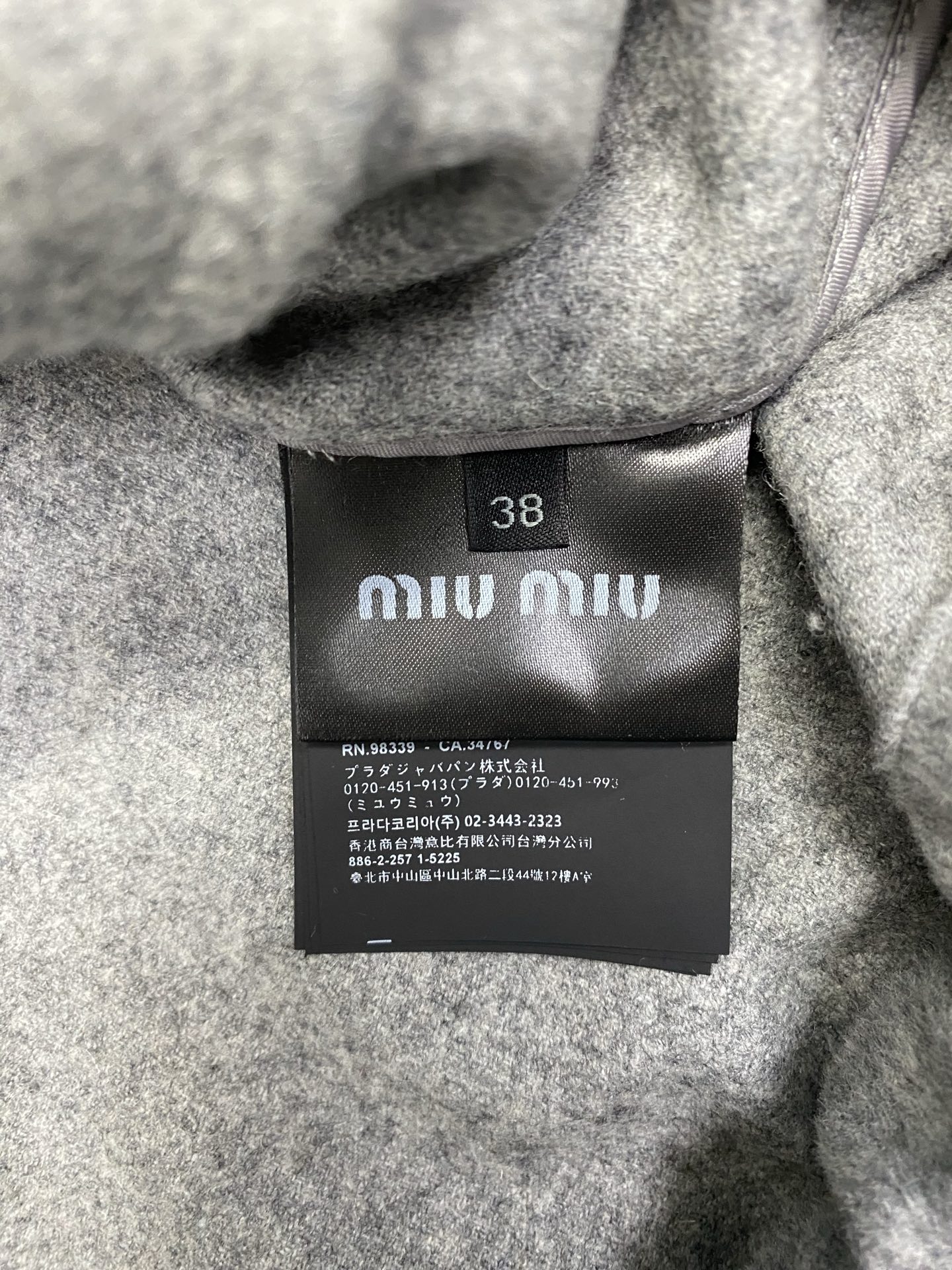 miumiu 25ss新款双层羊绒夹克这款双面羊绒夹克结合标志性剪裁和简约结构，彰显现代风格码数：36.