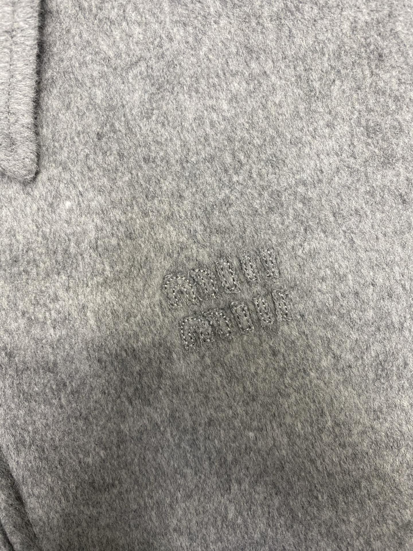 miumiu 25ss新款双层羊绒夹克这款双面羊绒夹克结合标志性剪裁和简约结构，彰显现代风格码数：36.