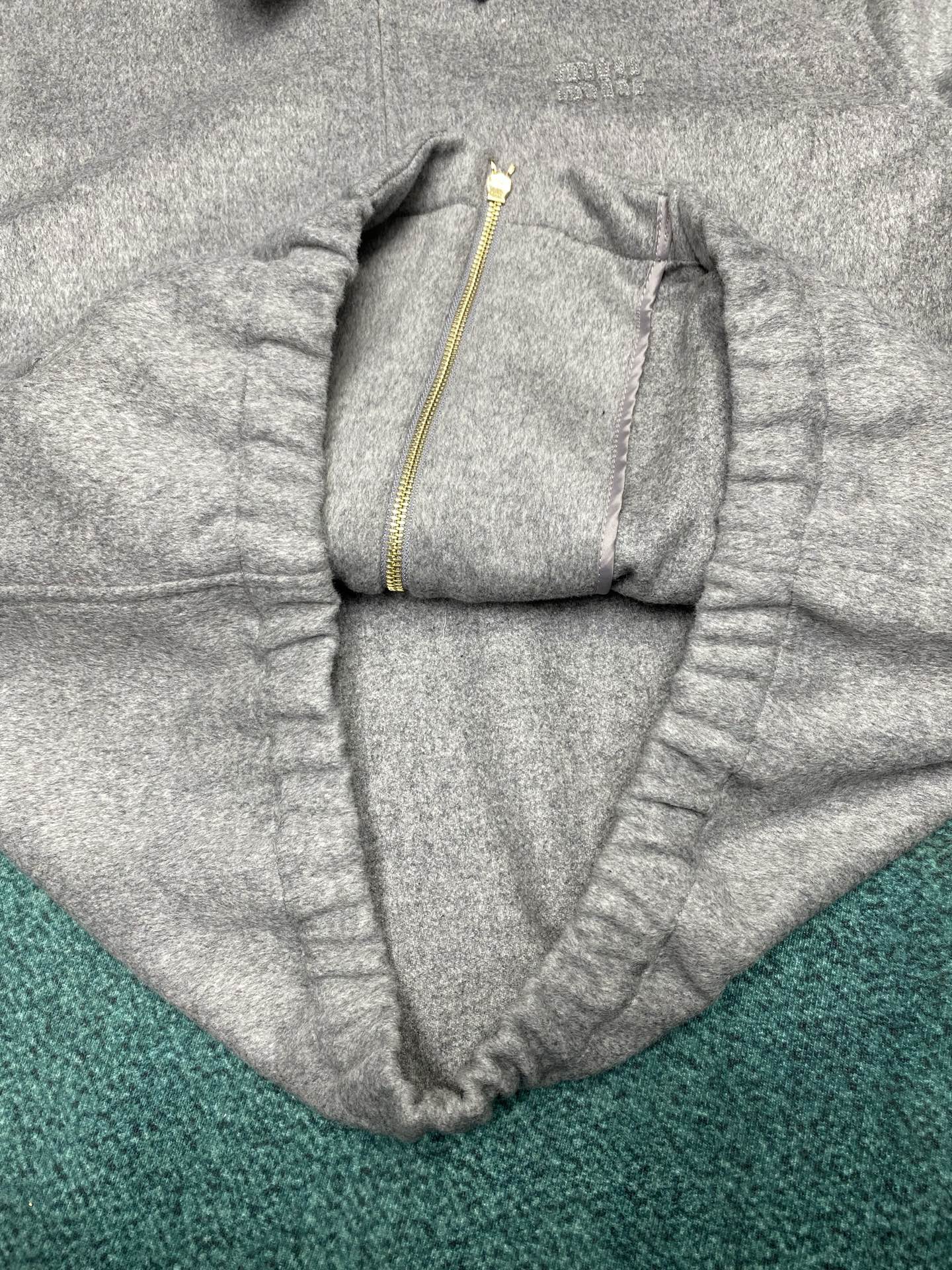 miumiu 25ss新款双层羊绒夹克这款双面羊绒夹克结合标志性剪裁和简约结构，彰显现代风格码数：36.