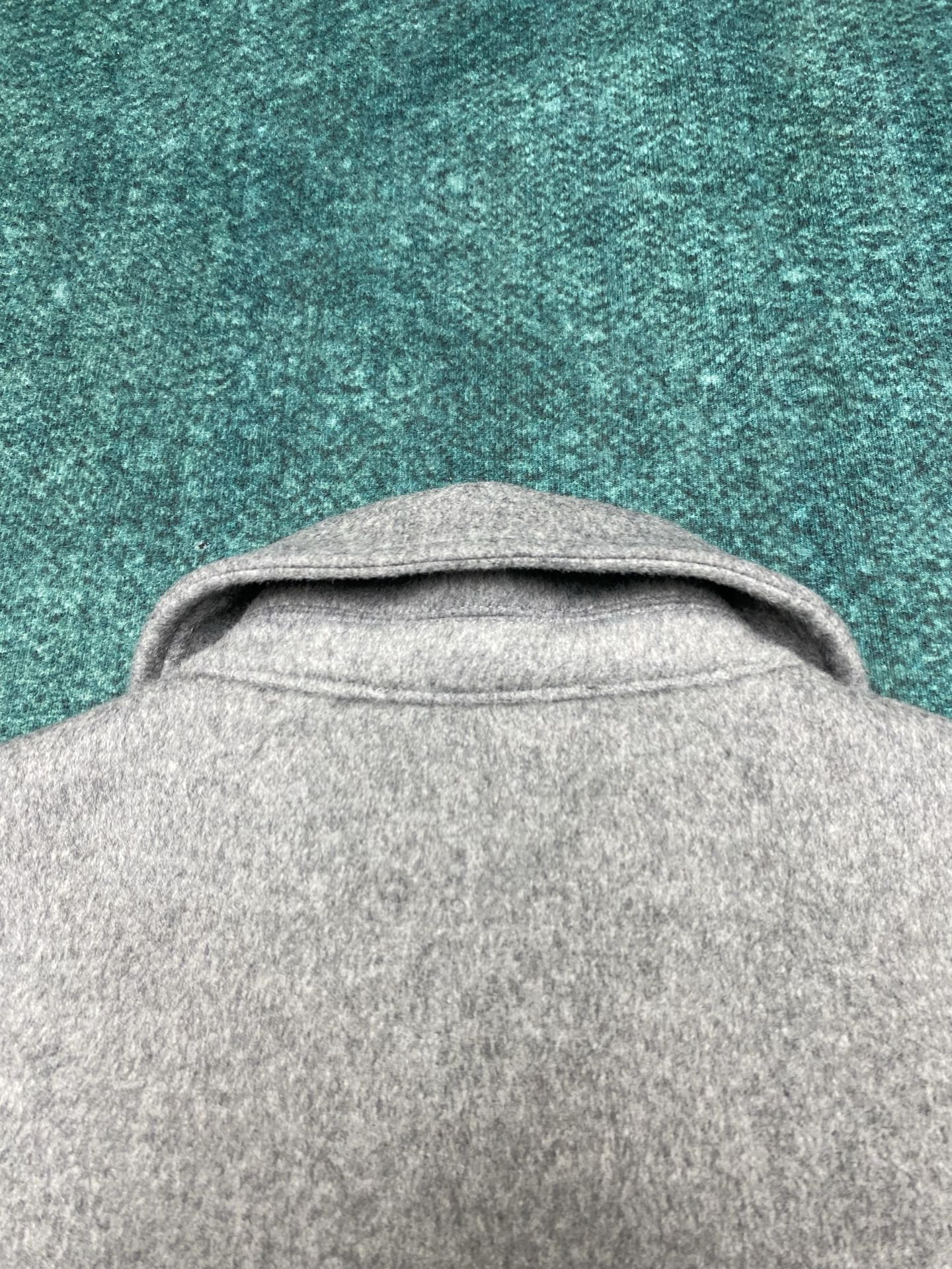 miumiu 25ss新款双层羊绒夹克这款双面羊绒夹克结合标志性剪裁和简约结构，彰显现代风格码数：36.