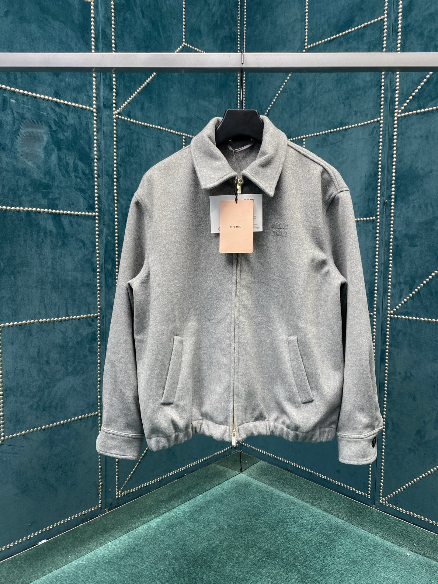 NO:571426,miumiu25ss new double-layer cashmere jacket This double-sided cashmere jacket combines iconic tailoring and simple structure to highlight modern style. Size 36.38.40.,,miumiu,jackets & coats,alexander wang19860909miumiu25ss新款双层羊绒夹克这款双面羊绒夹克结合标志性剪裁和简约结构,彰显现代风格 码数36.38.40.,,miumiu,jackets & coats,alexander wang,Men's clothing