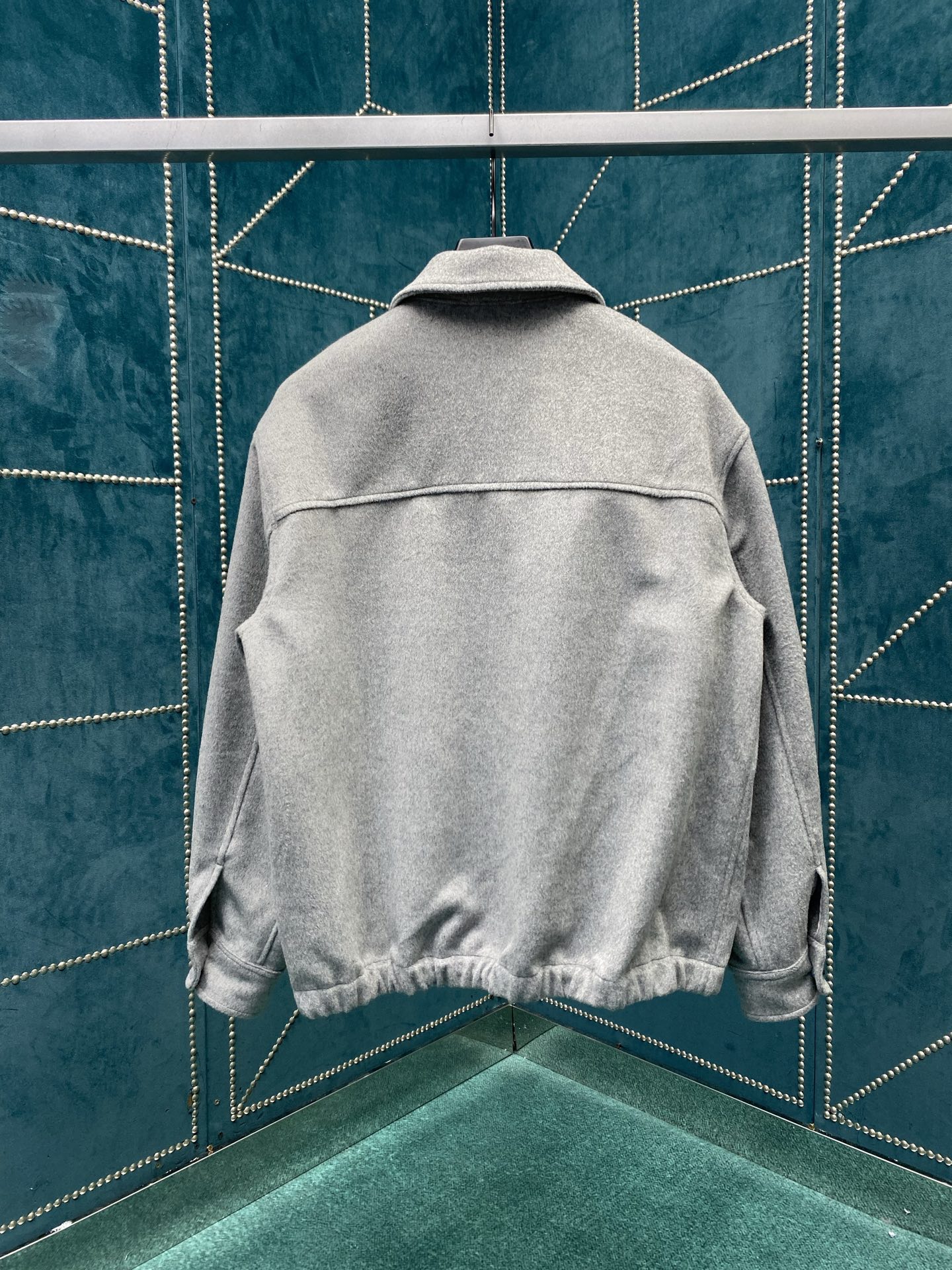 miumiu 25ss新款双层羊绒夹克这款双面羊绒夹克结合标志性剪裁和简约结构，彰显现代风格码数：36.