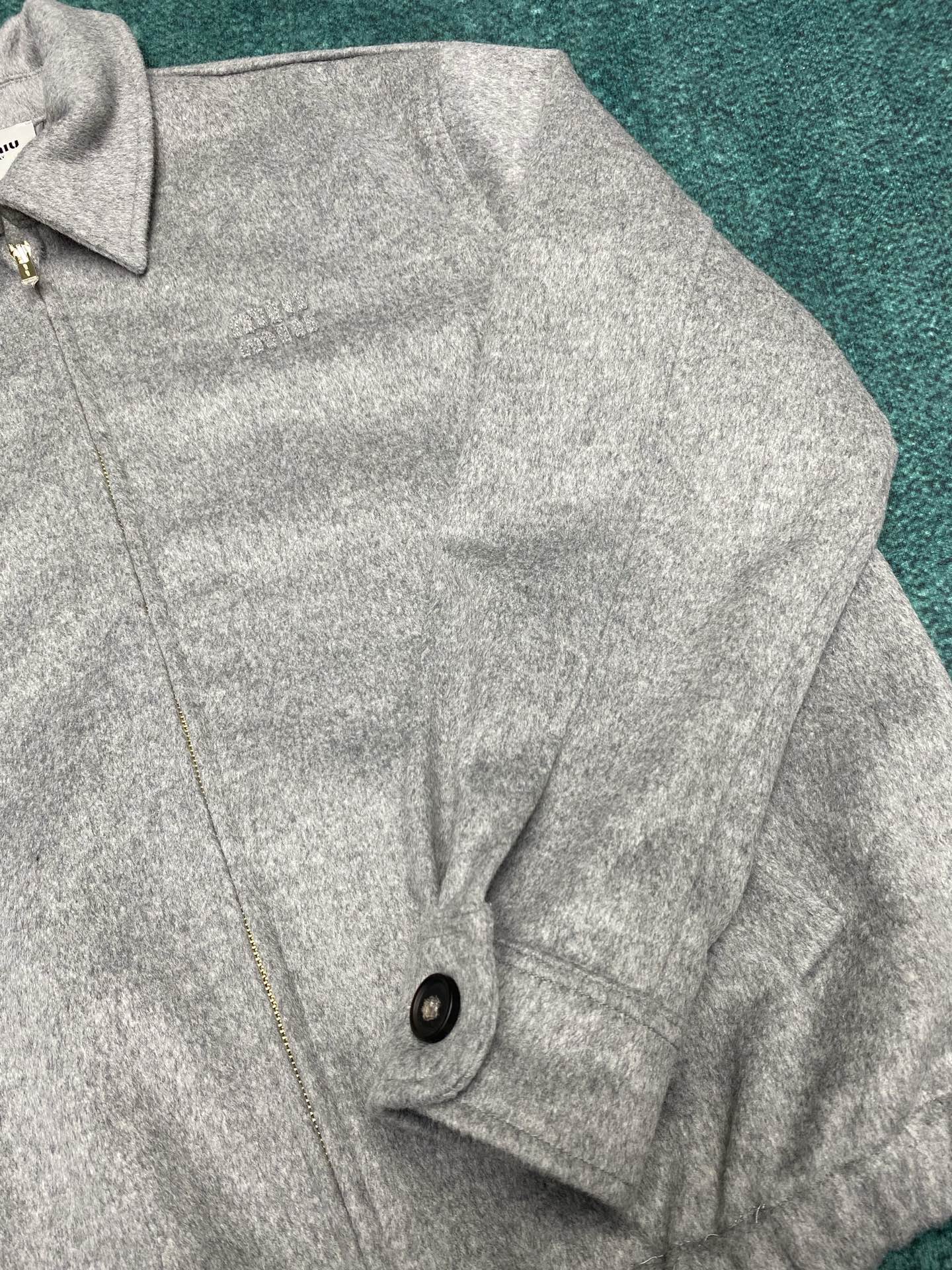 miumiu 25ss新款双层羊绒夹克这款双面羊绒夹克结合标志性剪裁和简约结构，彰显现代风格码数：36.