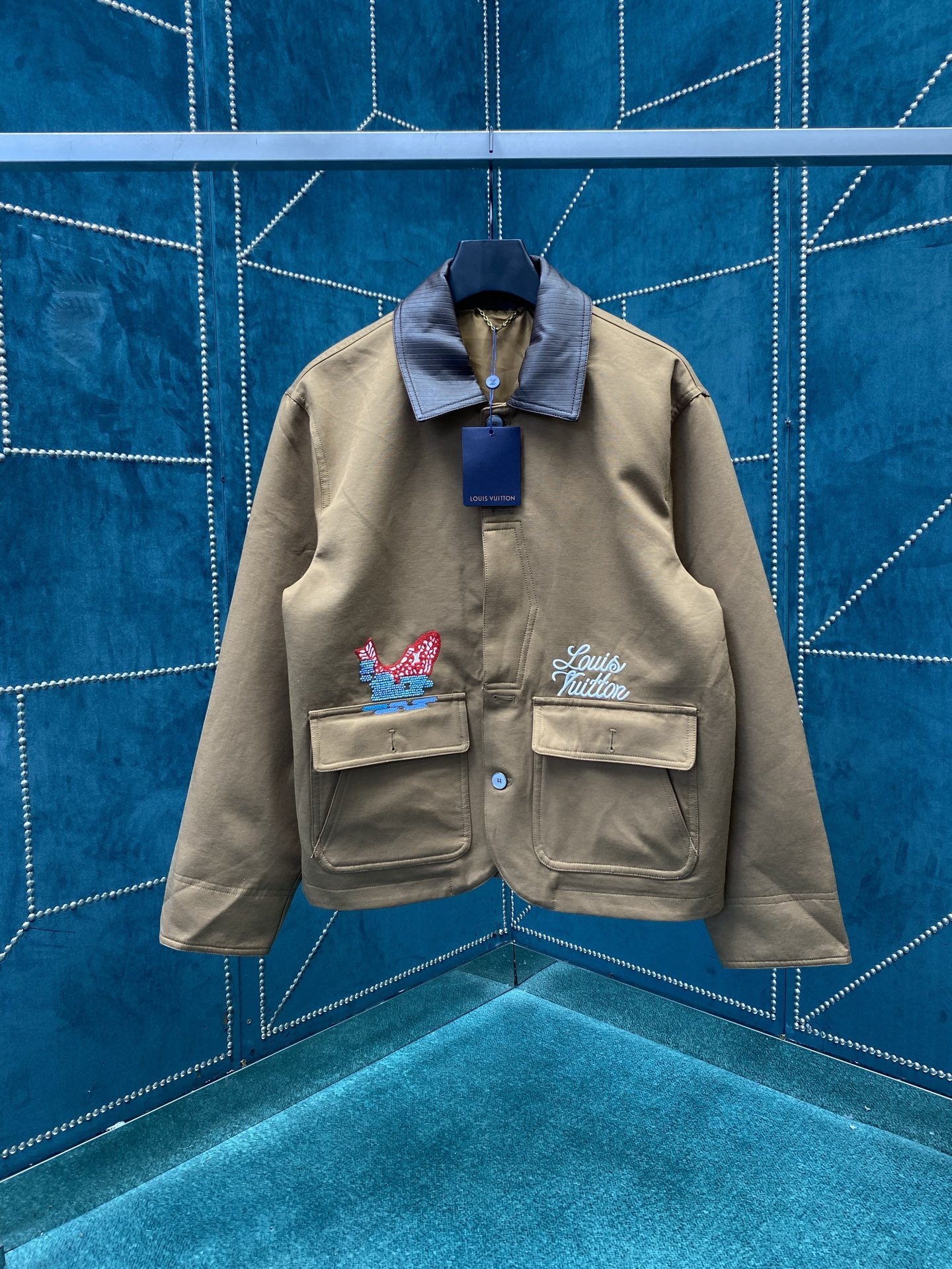 NO:571430,Lujia 25ss new decorative detail work jacket. This cotton canvas work jacket is from the 2025 autumn and winter show Pharrell Williams and Nigo  The collaborative collection features colorful sequins and beaded intricate embroidery of the brand's logo. The handwritten Louis Vuitton logo and dancing koi buttons above the flap pockets, while the vibrant landscape pattern on the back embodies the deep friendship between the two designers. The ribbed leather collar and pearlescent buttons add a chic touch. Size S.M.L.XL.,,louis vuitton,louis vuitton,louis vuitton,jackets  & coats,alexander wang19860909驴家25ss新款装饰细节工装夹克本款棉质帆布工装夹克出自 2025 秋冬秀场 Pharrell Williams 与 Nigo 联袂打造的合作系列,以斑斓亮片和串珠工致刺绣品牌标识.手写体路易威登标识和跃动的锦鲤分饰纽扣翻盖口袋上方,背后生机盎然的风景图案凝聚两位设计师的深厚友谊.罗纹皮革衣领和珠光纽扣再添别致气息. 码数S.M.L.XL.,,louis vuitton,louis vuitton,louis vuitton,jackets & coats,alexander wang,Men's clothing