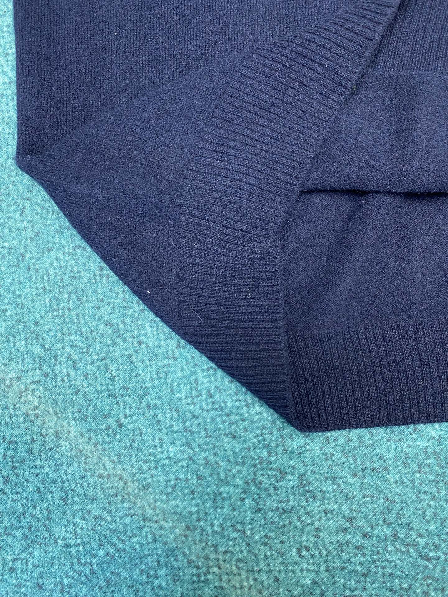 miumiu 25ss新款羊绒和皮革拉链毛衣柔软的羊绒塑造了这款毛衣的流畅轮廓，精致的拉链细节和绒面皮革