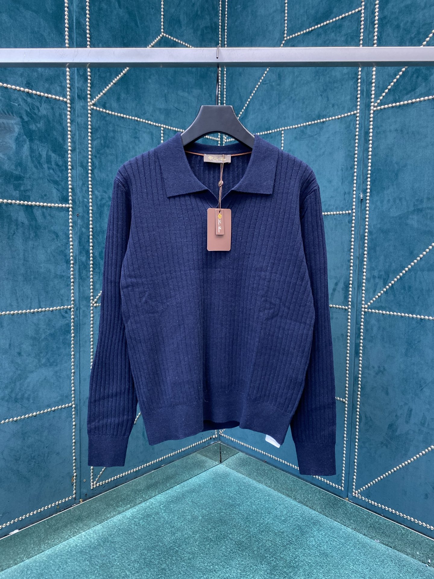 NO:571431,lss' new Lexington Men's Polo Shirt The Lexington Polo shirt is rooted in century-old tradition and draws inspiration from the pulse of modernity. It is specially crafted for those who appreciate timeless artistic style. This buttonless polo shirt is made of ribbed cashmere fabric and has a flat collar design for a low-key temperament. The fitted tailoring brings a modern flavor to the classic men's style, perfect for layering under a blazer. Size S.M.L.XL.,,loro piana,jackets & coats,business  suit,alexander wang19860909lss新款Lexington 男士Polo衫Lexington Polo衫根植于百年传统,从现代脉搏中汲取灵感,专门为欣赏隽永艺术风格的人士精心打造.这款无扣Polo衫采用罗纹羊绒面料制成,平领设计,彰显低调气质.合身剪裁为经典男士款式注入现代气息,非常适合在西装外套下叠穿. 码数S.M.L.XL.,,loro piana,jackets & coats,business suit,alexander wang,Men's clothing