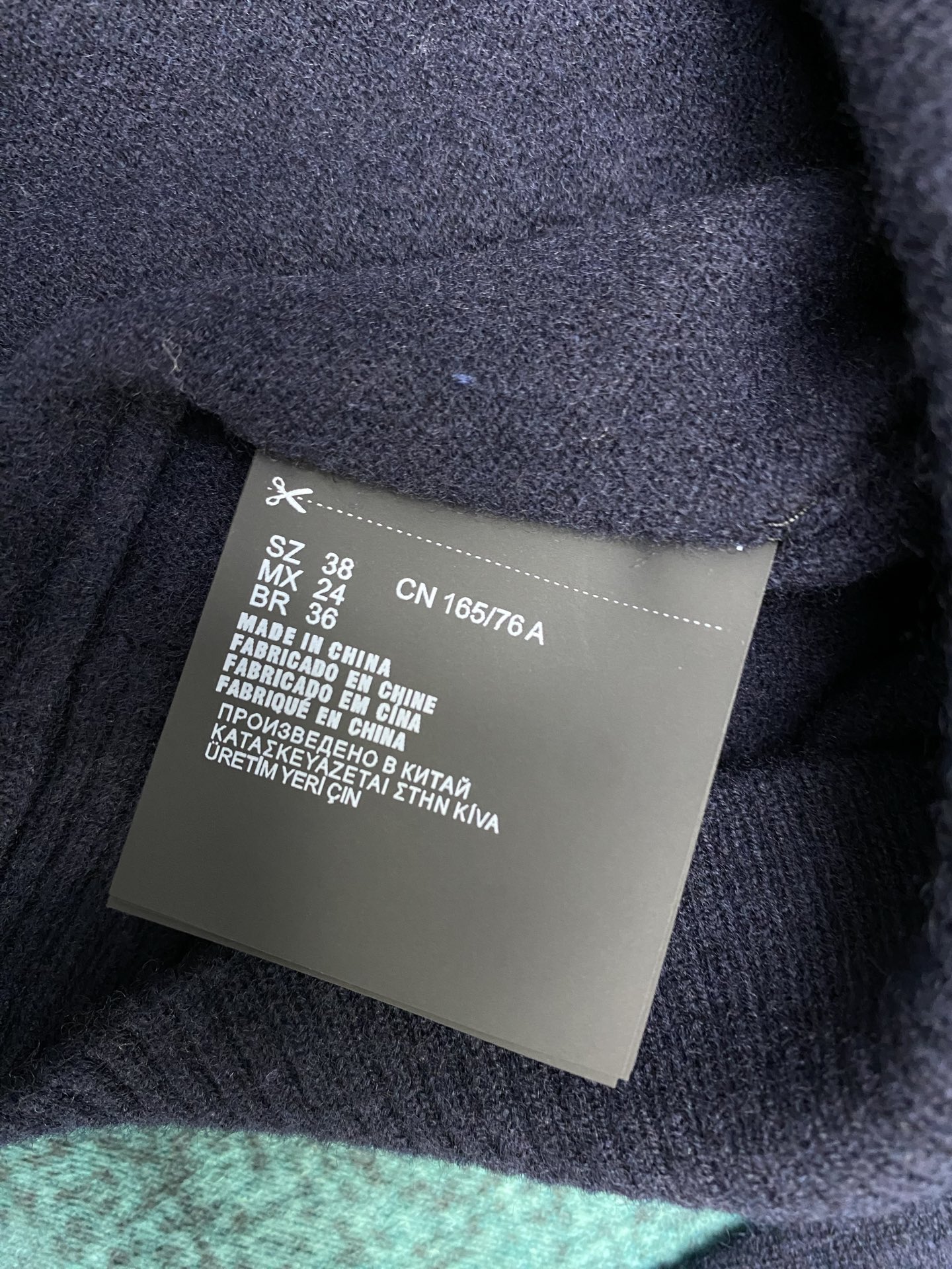 miumiu 25ss新款羊绒和皮革拉链毛衣柔软的羊绒塑造了这款毛衣的流畅轮廓，精致的拉链细节和绒面皮革