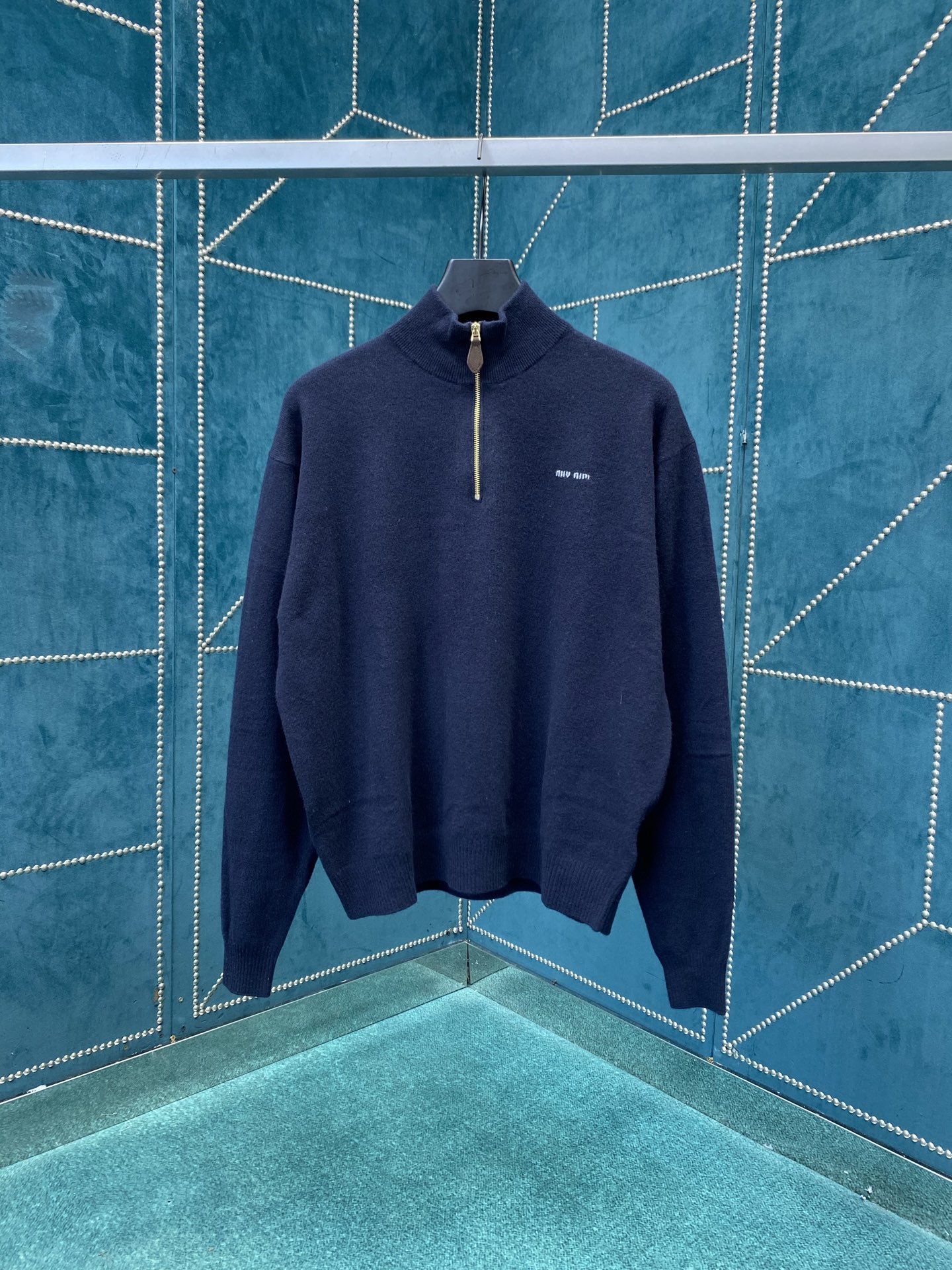 NO:570129,miumiu25ss New Cashmere and Leather Zip Sweater Soft cashmere shapes the smooth silhouette of this sweater, delicate zip details and suede leather patches add a versatile, elegant look, and a contrasting intarsia logo makes it even more unique. Size S.M.L.,,miumiu,sweaters,alexander wang19860909miumiu25ss新款羊绒和皮革拉链毛衣柔软的羊绒塑造了这款毛衣的流畅轮廓,精致的拉链细节和绒面皮革贴片增添了多功能的高雅外观,撞色嵌花徽标更显独特. 码数S.M.L.,,miumiu,sweaters,alexander wang,Men's clothing