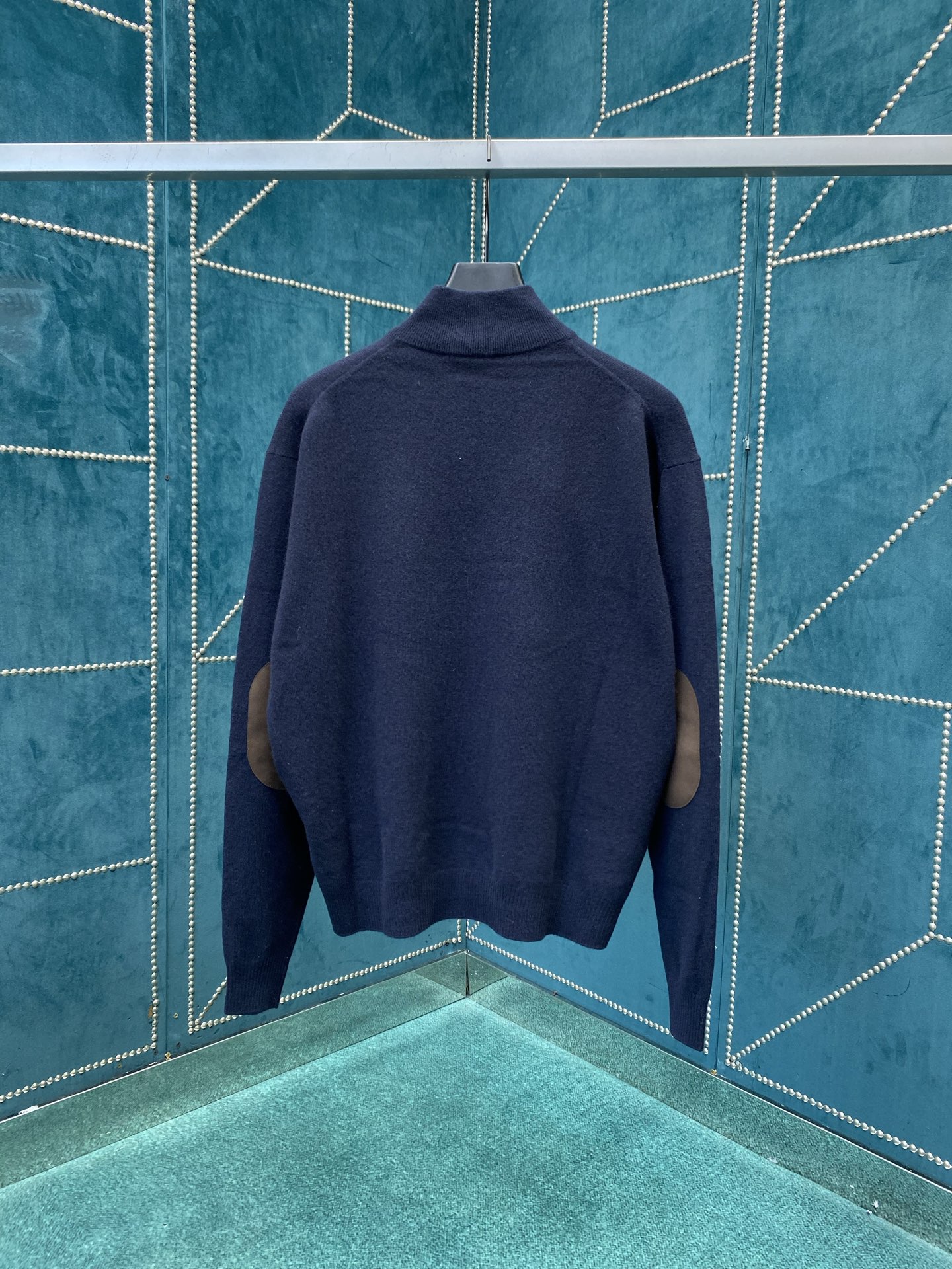 miumiu 25ss新款羊绒和皮革拉链毛衣柔软的羊绒塑造了这款毛衣的流畅轮廓，精致的拉链细节和绒面皮革