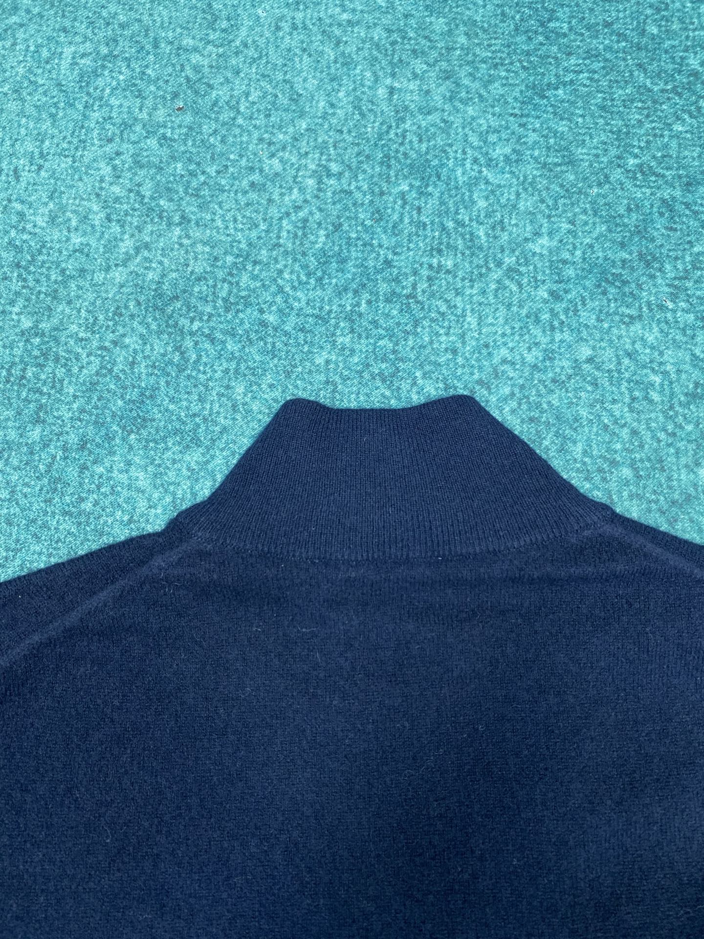 miumiu 25ss新款羊绒和皮革拉链毛衣柔软的羊绒塑造了这款毛衣的流畅轮廓，精致的拉链细节和绒面皮革