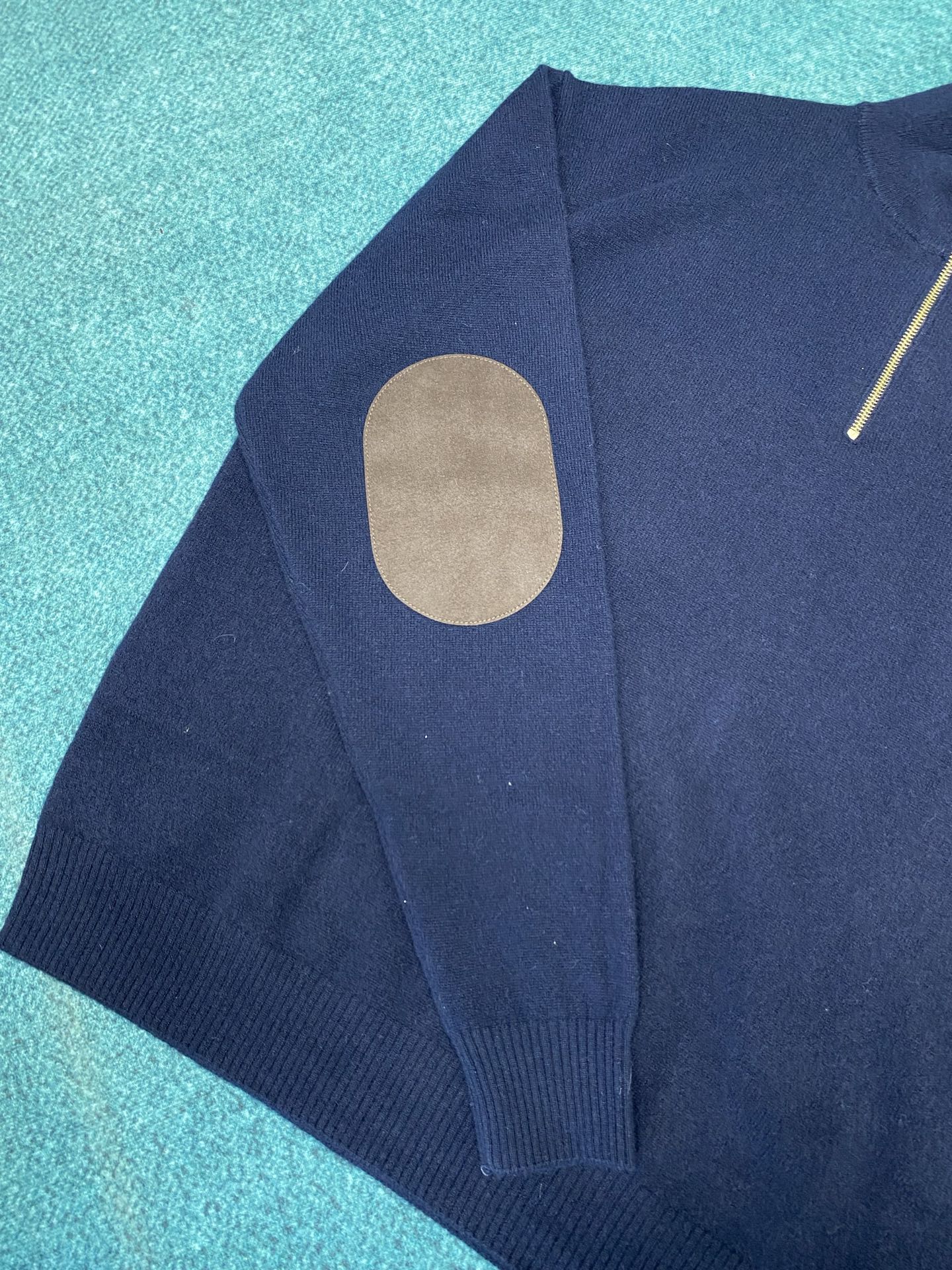 miumiu 25ss新款羊绒和皮革拉链毛衣柔软的羊绒塑造了这款毛衣的流畅轮廓，精致的拉链细节和绒面皮革