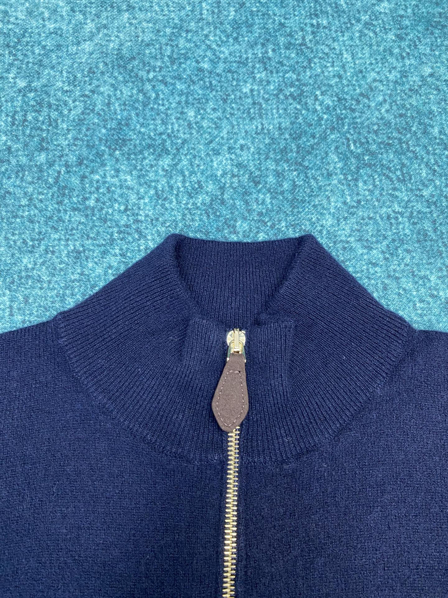 miumiu 25ss新款羊绒和皮革拉链毛衣柔软的羊绒塑造了这款毛衣的流畅轮廓，精致的拉链细节和绒面皮革