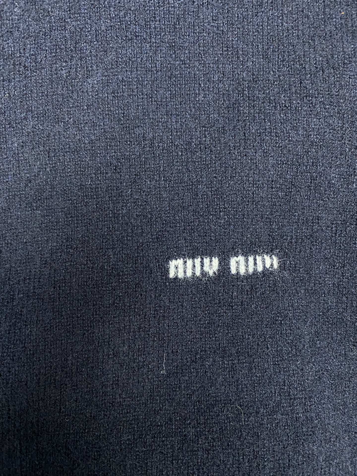 miumiu 25ss新款羊绒和皮革拉链毛衣柔软的羊绒塑造了这款毛衣的流畅轮廓，精致的拉链细节和绒面皮革