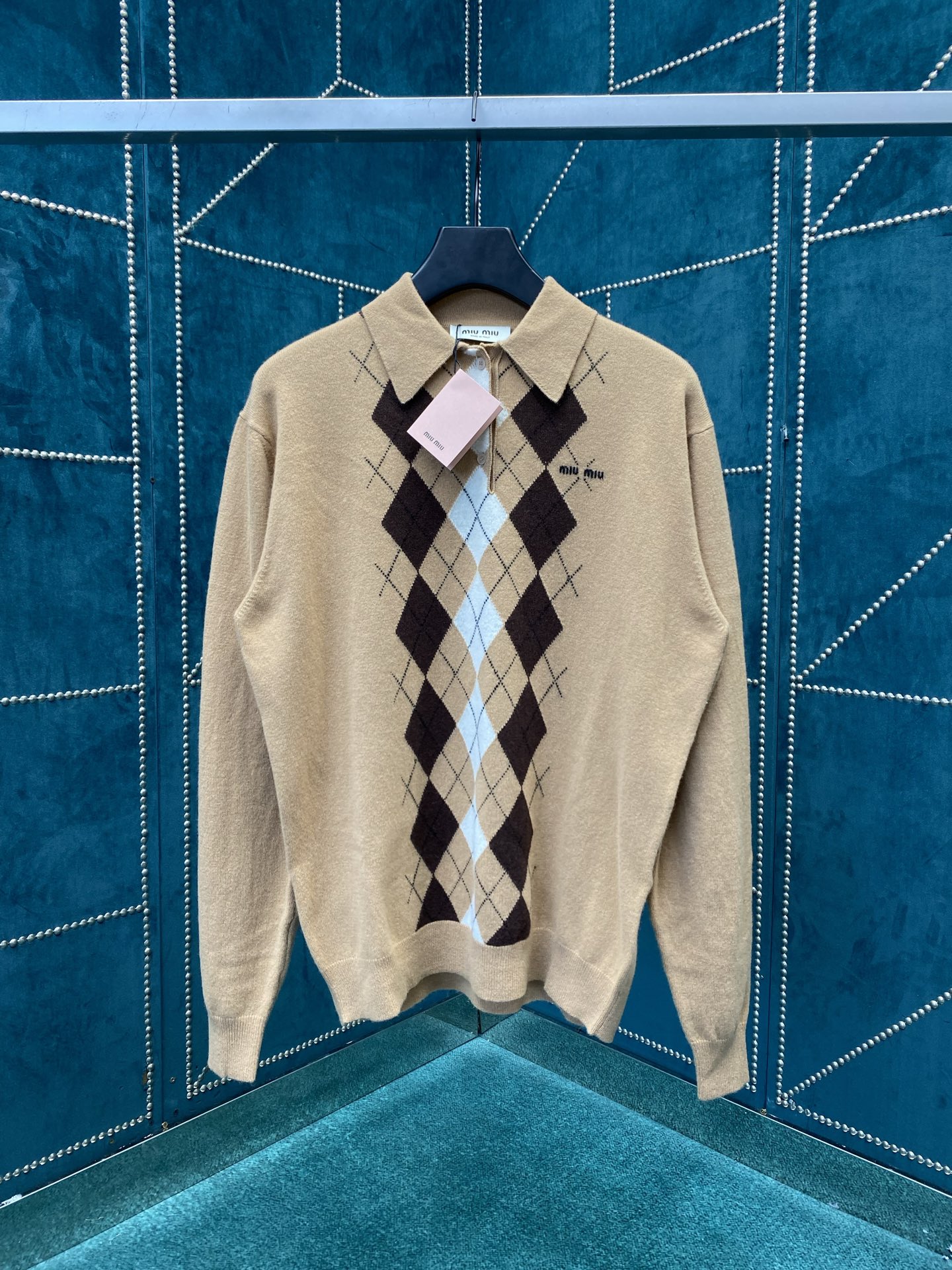 NO:571437,miumiu25ss New Cashmere Polo Shirt The diamond pattern adds a playful elegance to the exquisite craftsmanship of this soft cashmere Polo sweater, reinterpreting the classic style according to Miu Miu's sophisticated modern perspective. Size S.M.L.,,miumiu,sweaters,alexander wang19860909miumiu25ss新款羊绒Polo衫菱形图案为这款柔软羊绒Polo毛衣的精致工艺增添了俏皮的优雅,按照Miu Miu的精致现代视角重新诠释经典款式.码数S.M.L.,,miumiu,sweaters,alexander wang,Men's clothing