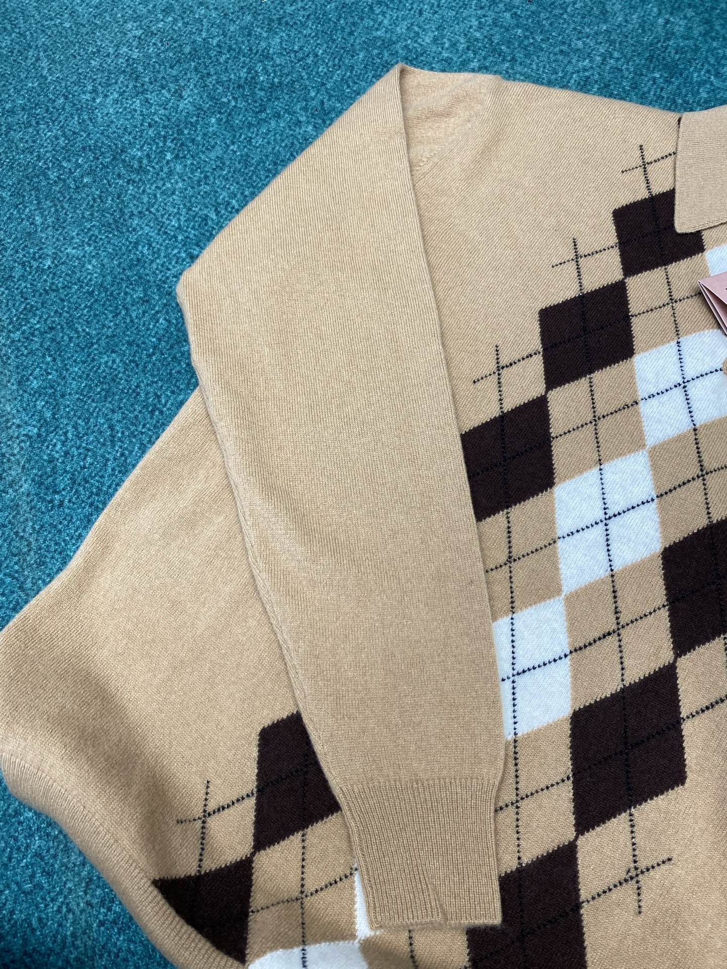 miumiu 25ss新款羊绒Polo衫菱形图案为这款柔软羊绒Polo毛衣的精致工艺增添了俏皮的优雅，按